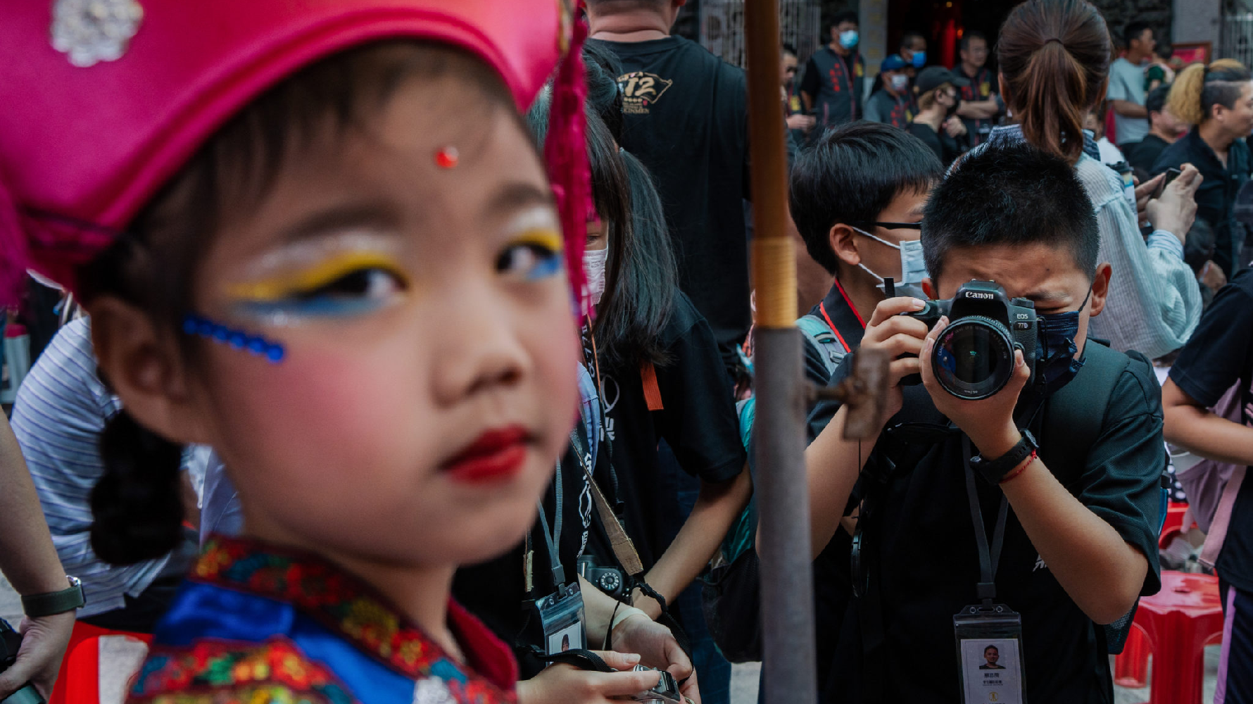 金鼎國小的小記者參與今年迎城隍開幕記者會，拍下蜈蚣座上扮裝的孩子。