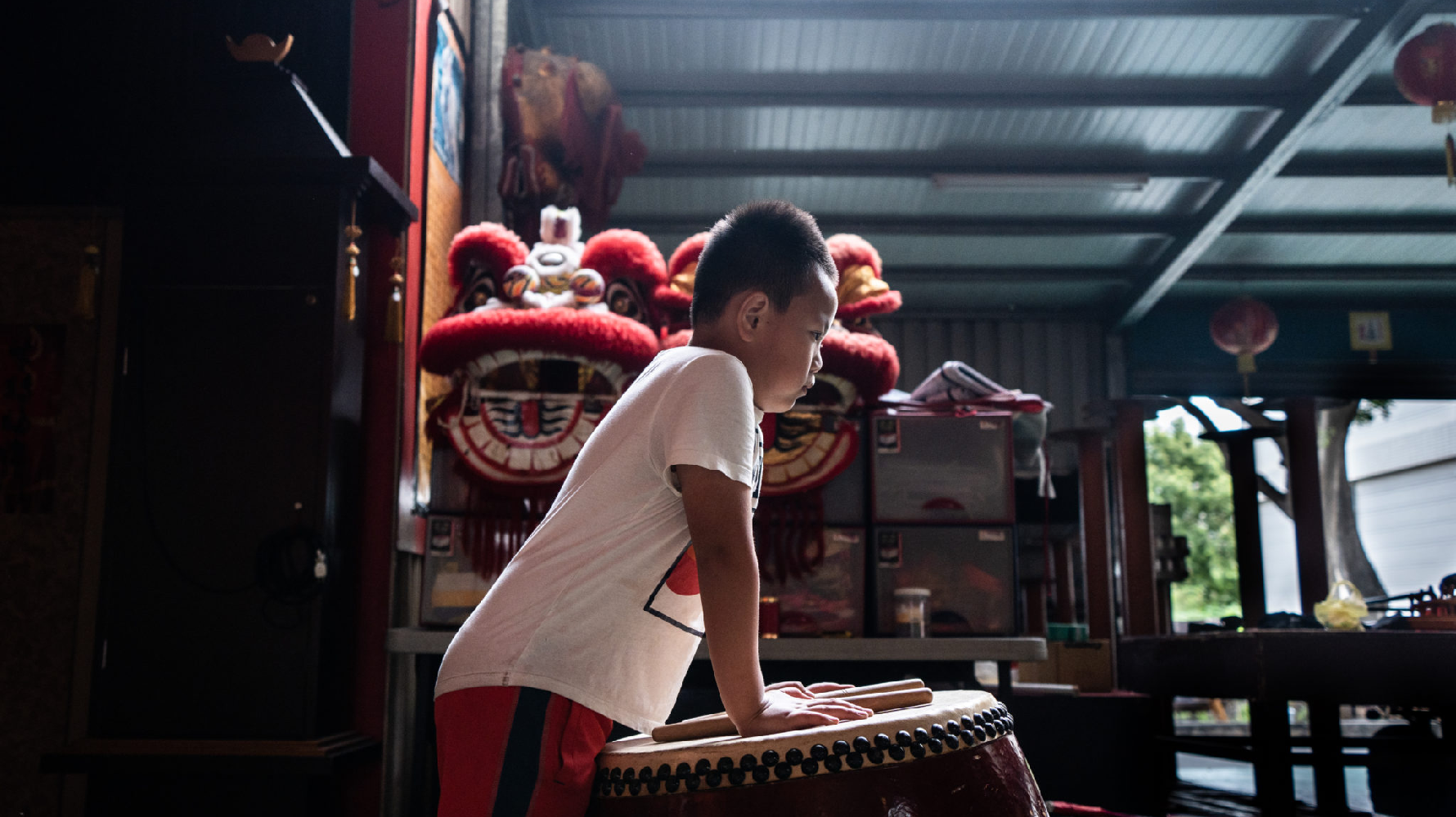 天震堂負責人許績才希望翻轉大眾對「玩陣頭」的形象，將舞獅列入民俗體育項目。