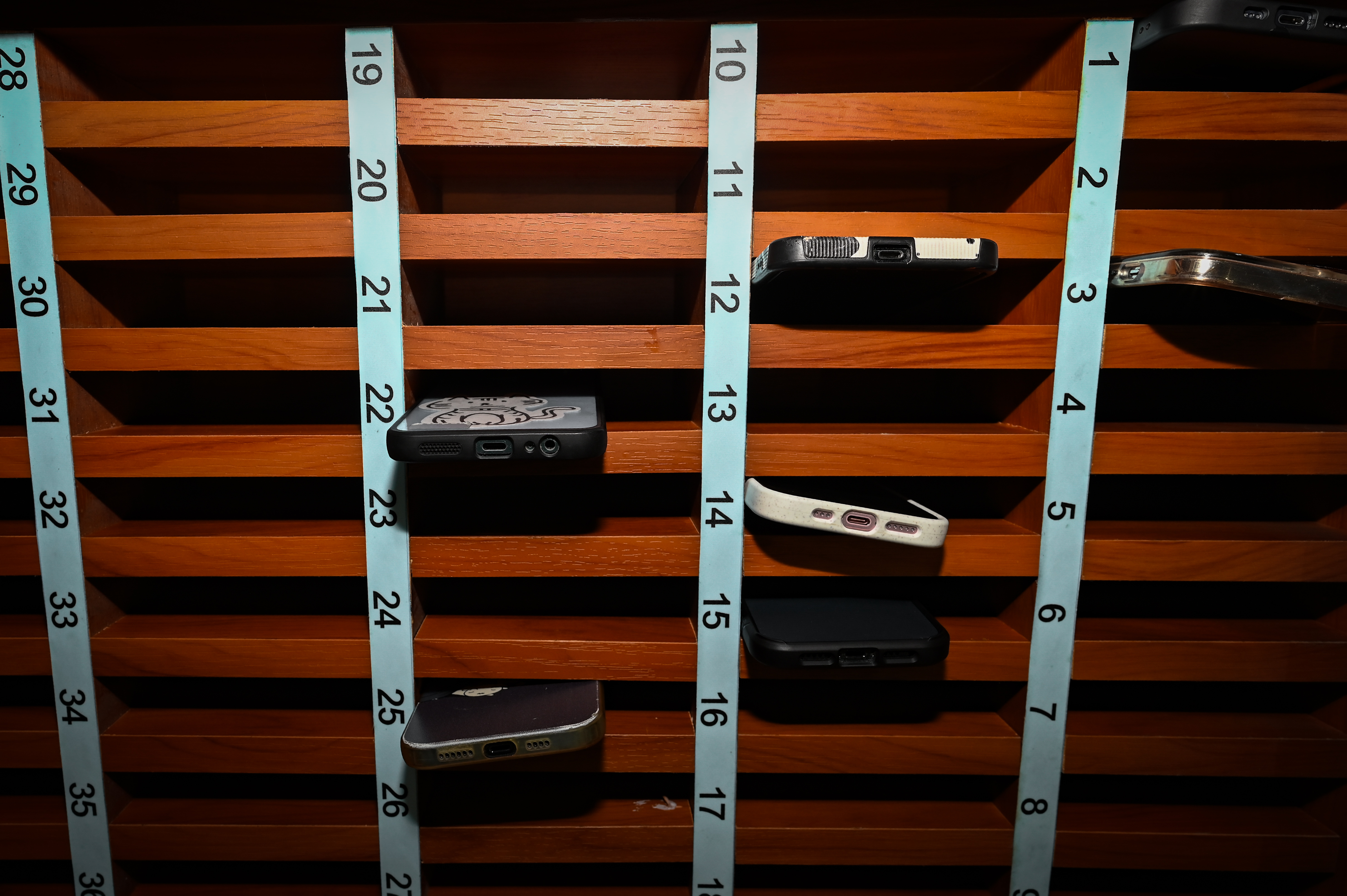 屏東高中學生入校後需將手機統一收在教室手機櫃。（攝影／黃政嘉）