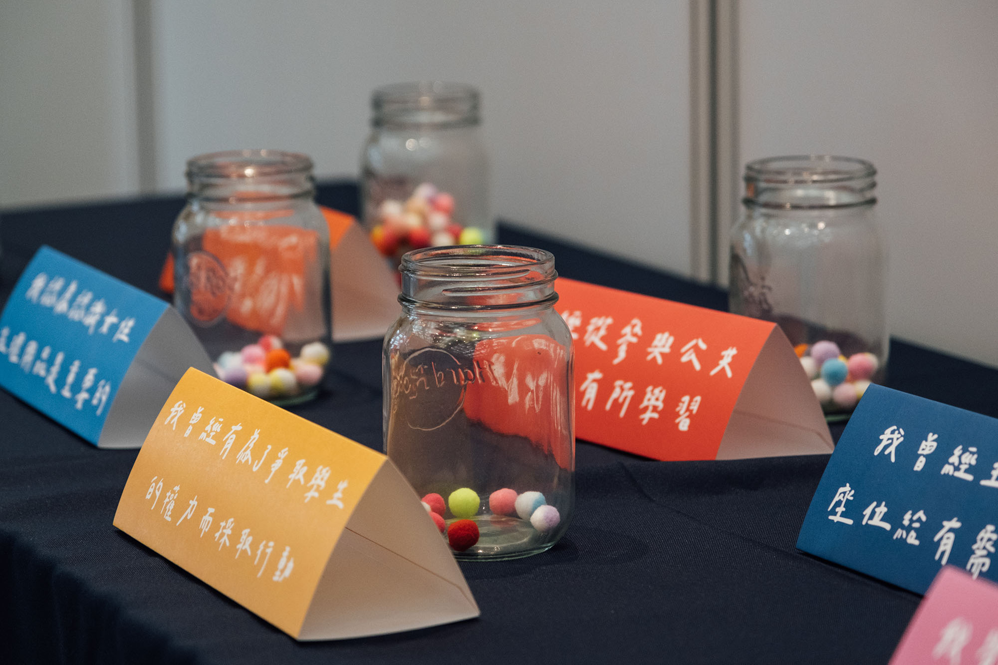 台灣設立兒少代表機制，除了保障兒少表意權，更是讓兒少直接參與討論政策決策。圖為新北市兒少代表10週年成果展展區。（攝影／余志偉）