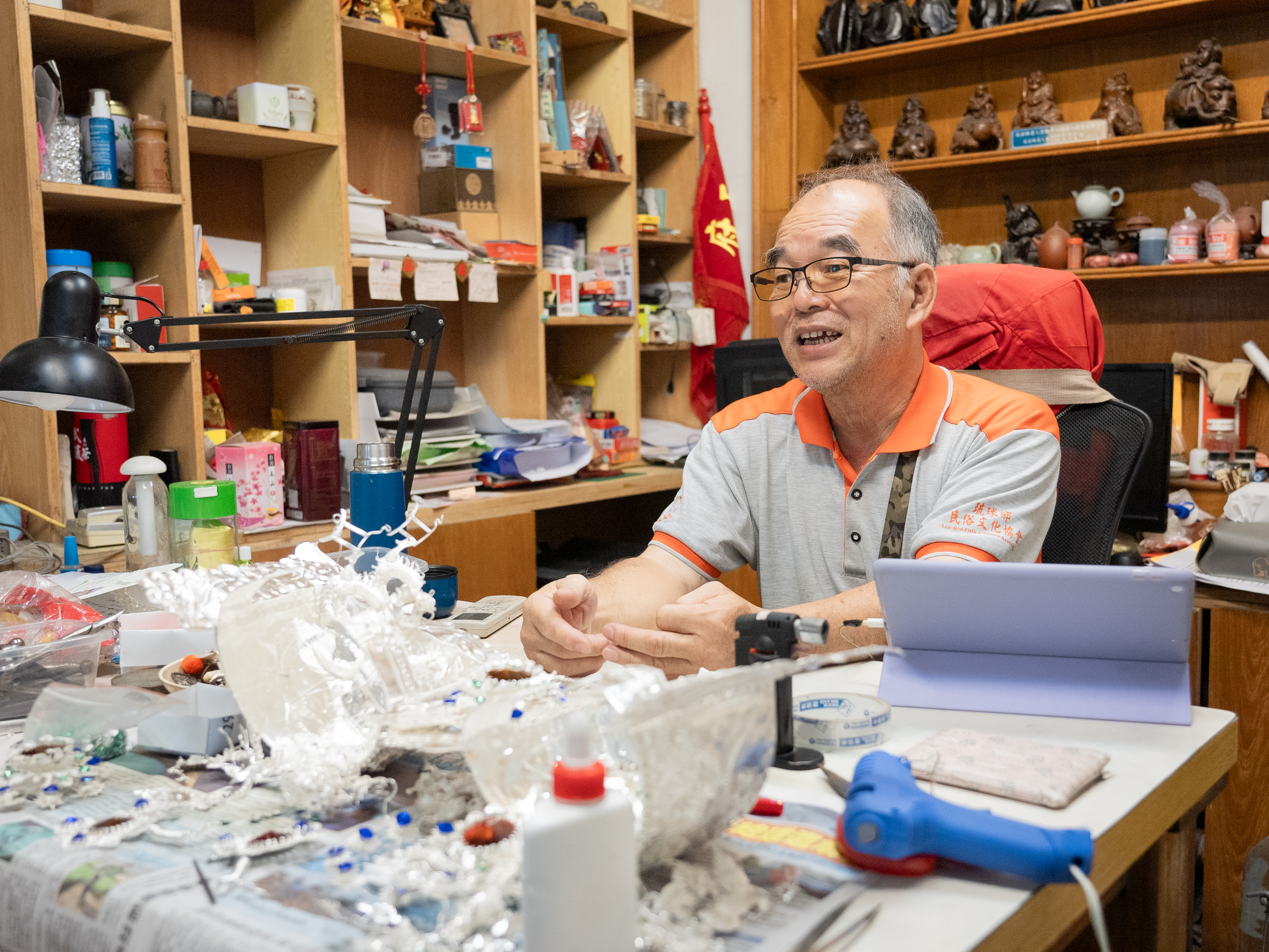 陳文玉不開民宿後，重操舊業做起傳統金工，每逢三年一度的小琉球迎王，他就要趕工製作祭典所需銀飾品。（攝影／蘇淮）