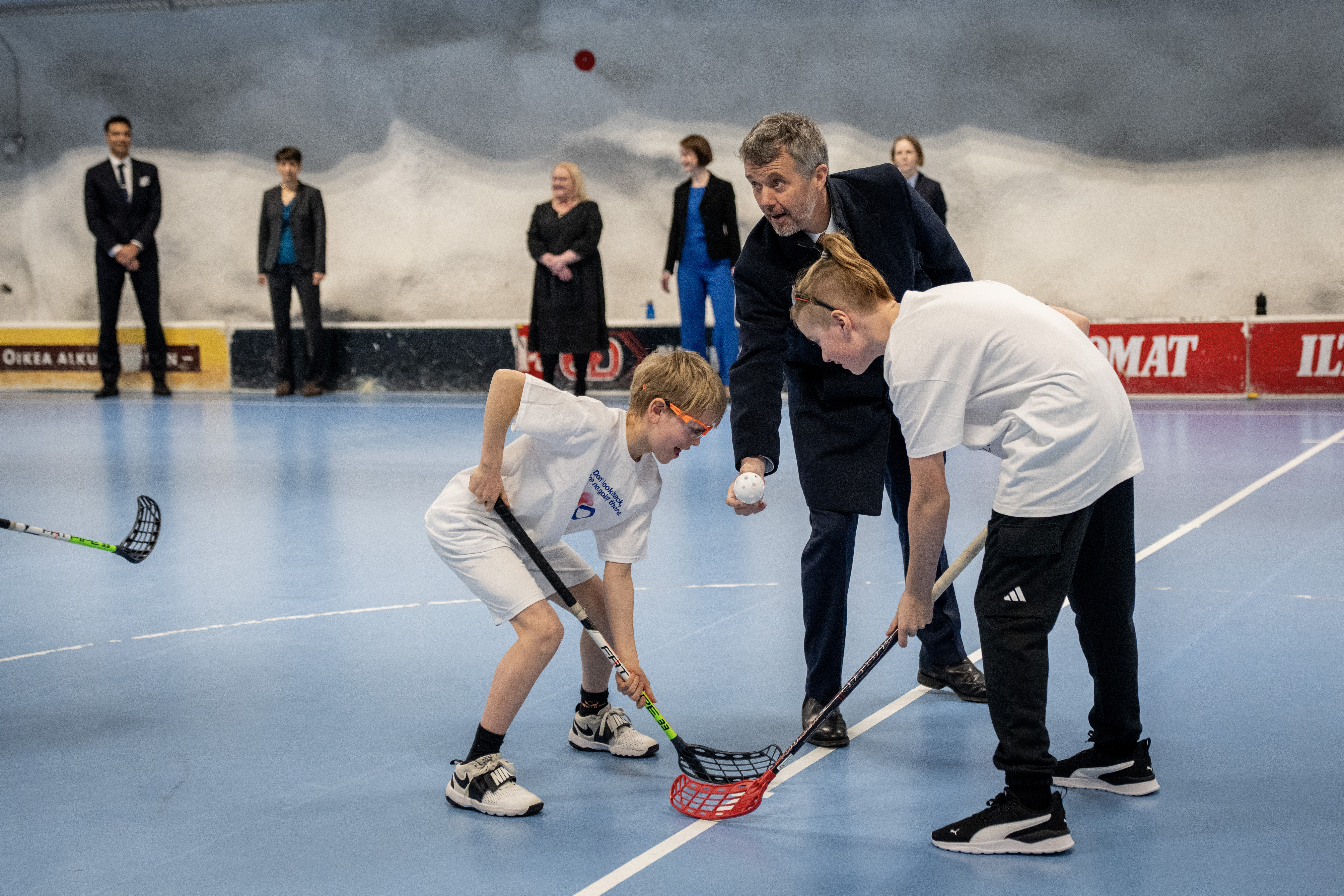 2025年3月4日,現任丹麥國王佛瑞德里克十世在芬蘭為孩童的地板曲棍球比賽開球。(攝影/Ida Marie Odgaard/Ritzau Scanpix/AFP)