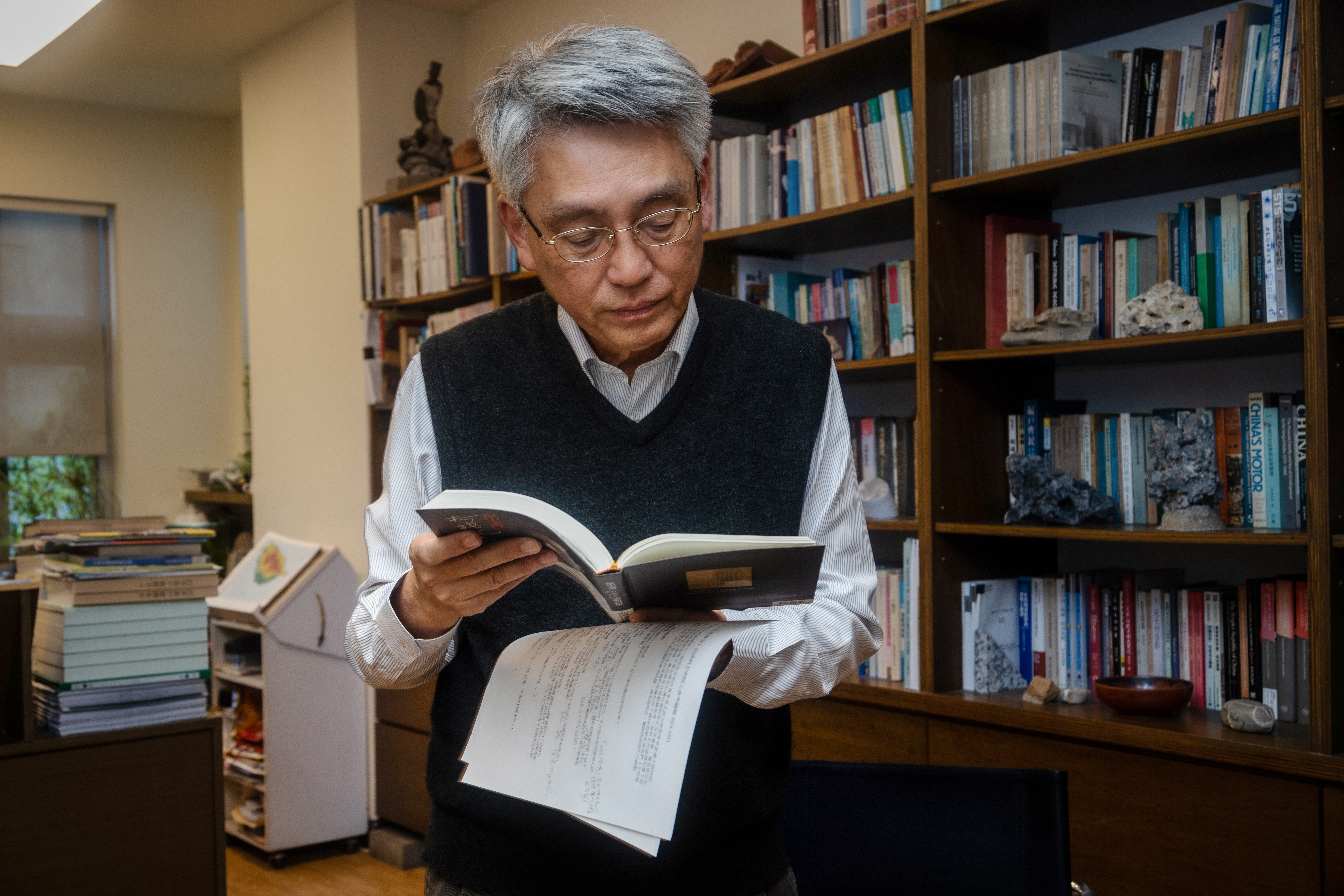 柯志明投身研究台灣自清代、日治至戰後的歷史社會學。（攝影／蔡昕翰）