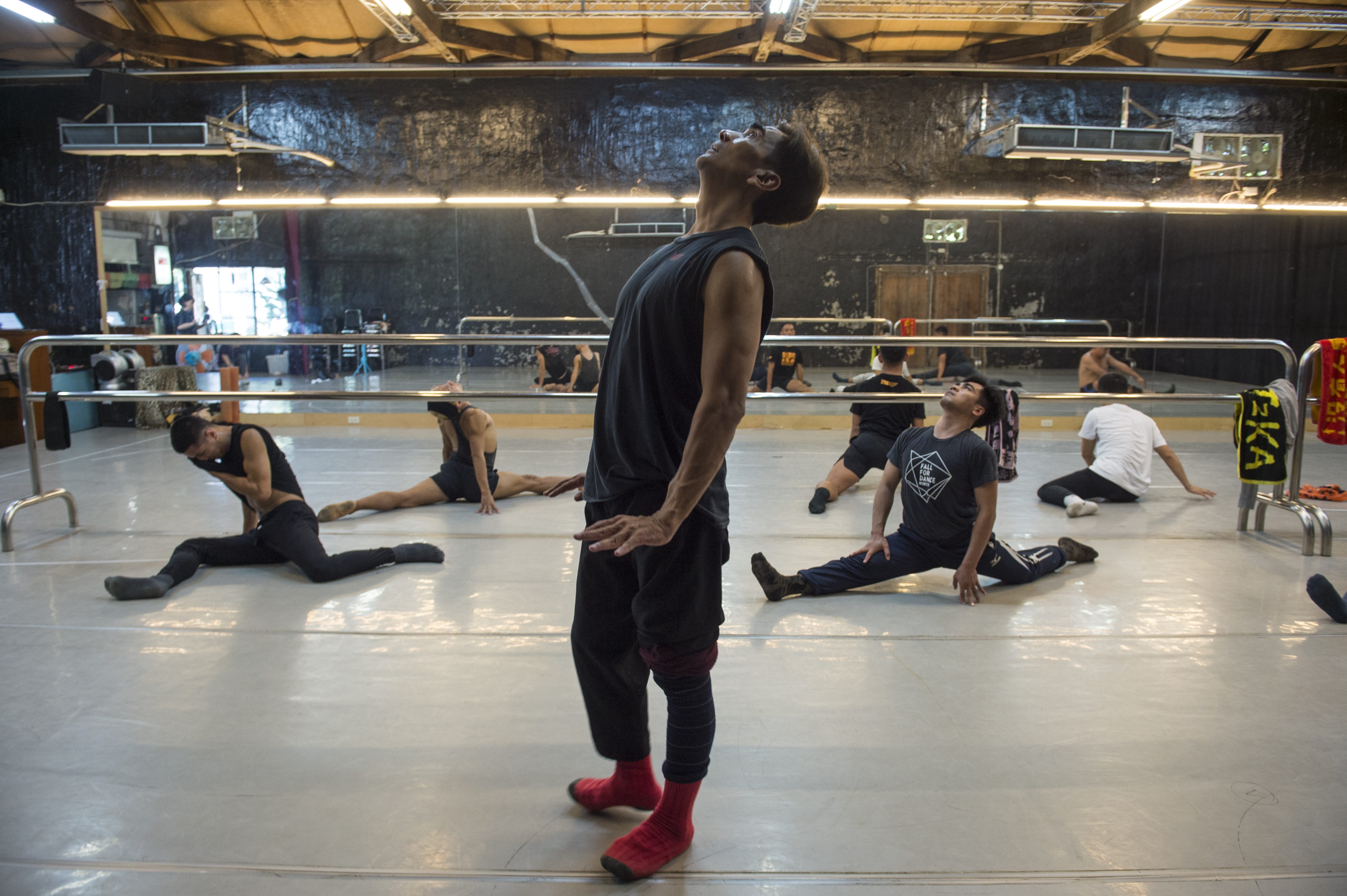 舞蹈家布拉瑞揚（圖中）從台東一路跳上國際舞台，中年返鄉創辦舞團，帶領更多部落孩子接觸舞蹈。（攝影／林彥廷）