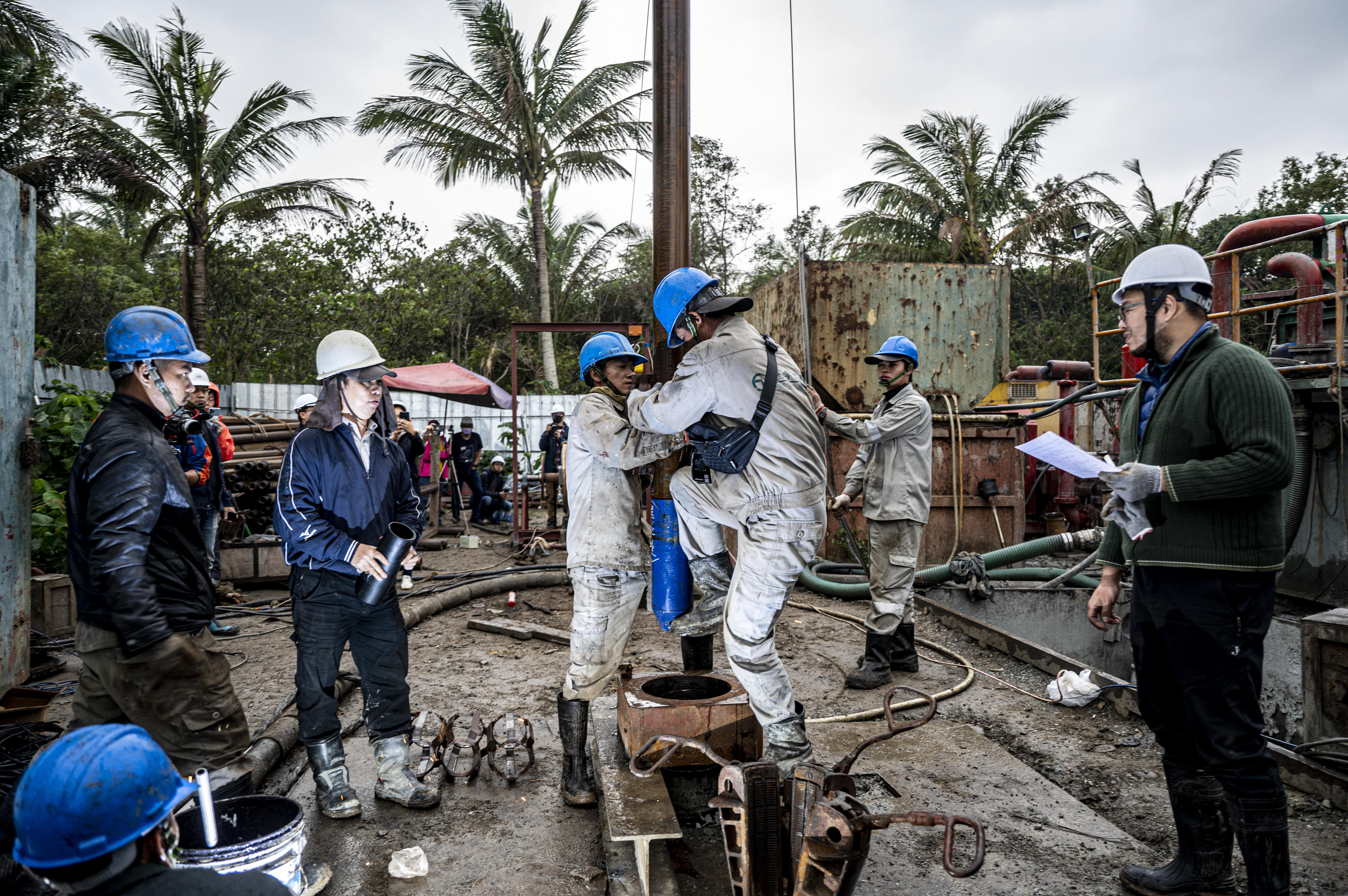 林伯修帶領的鑽井團隊準備將光纖架設於井中。（攝影/林彥廷）