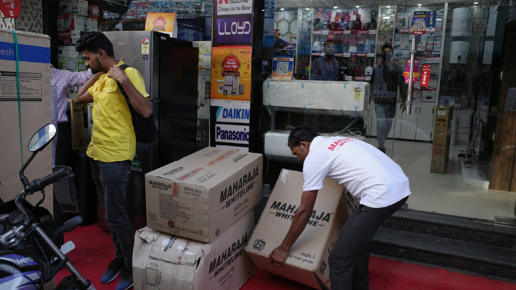隨著印度經濟成長，預計印度空調將快速普及，為世界增加至少10億台冷氣。圖為印度的電器行 。（攝影／Gerry Shih／The Washington Post via Getty Images）