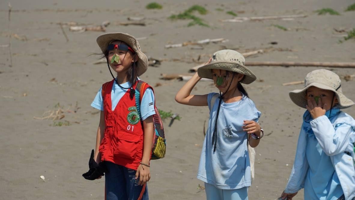 劉豫瑄小時候懵懵懂懂地參加淨灘活動，她回想當時只知道要去撿垃圾，有時候還會很調皮地去玩葉子，在嬉鬧中度過撿垃圾的時間。（圖片提供／劉豫瑄）