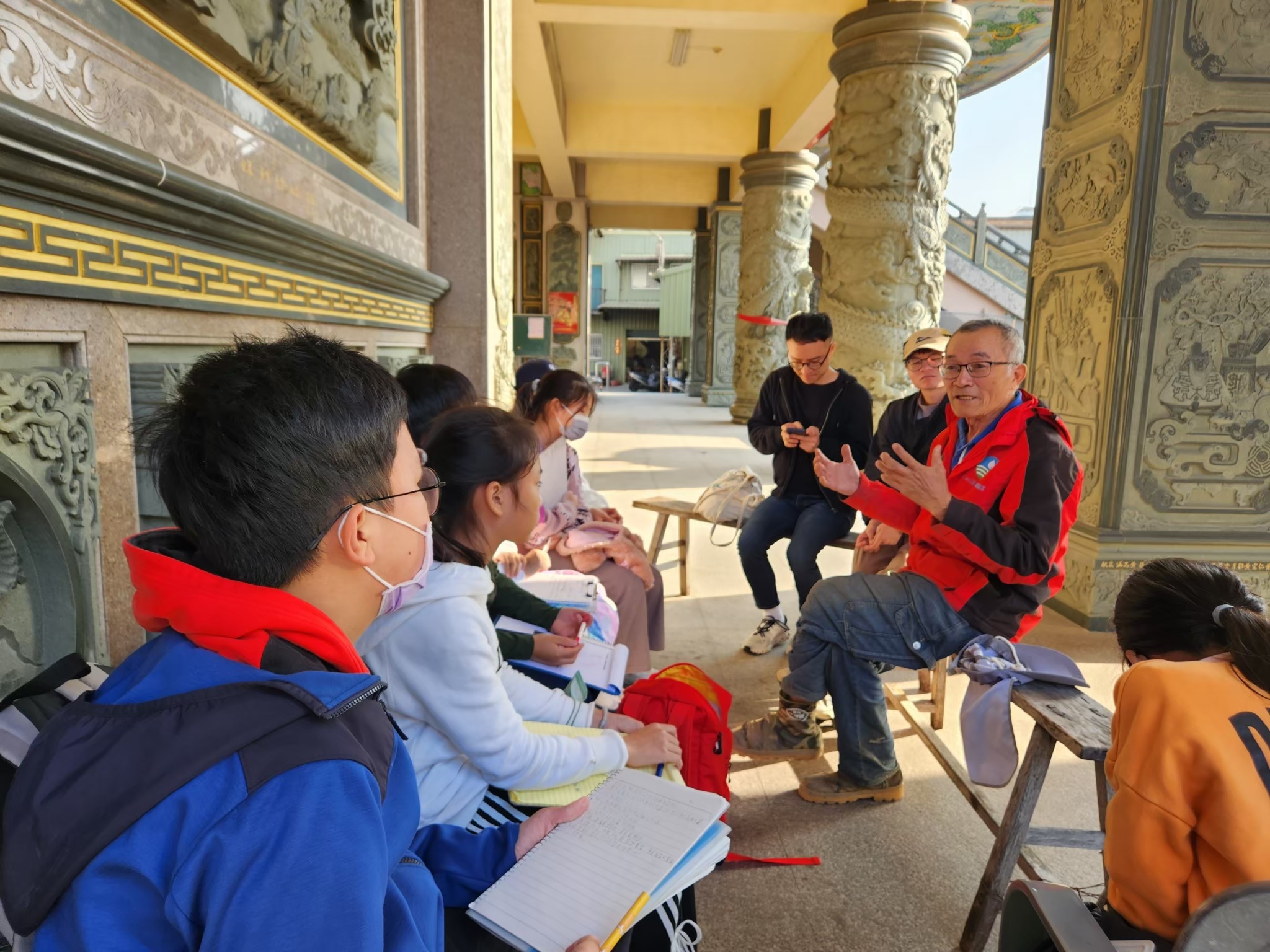 「睿獅永續小尖兵」訪談水龍伯，記錄灣裡、茄萣當地廢五金產業發展的過程。（攝影／賴彥甫）