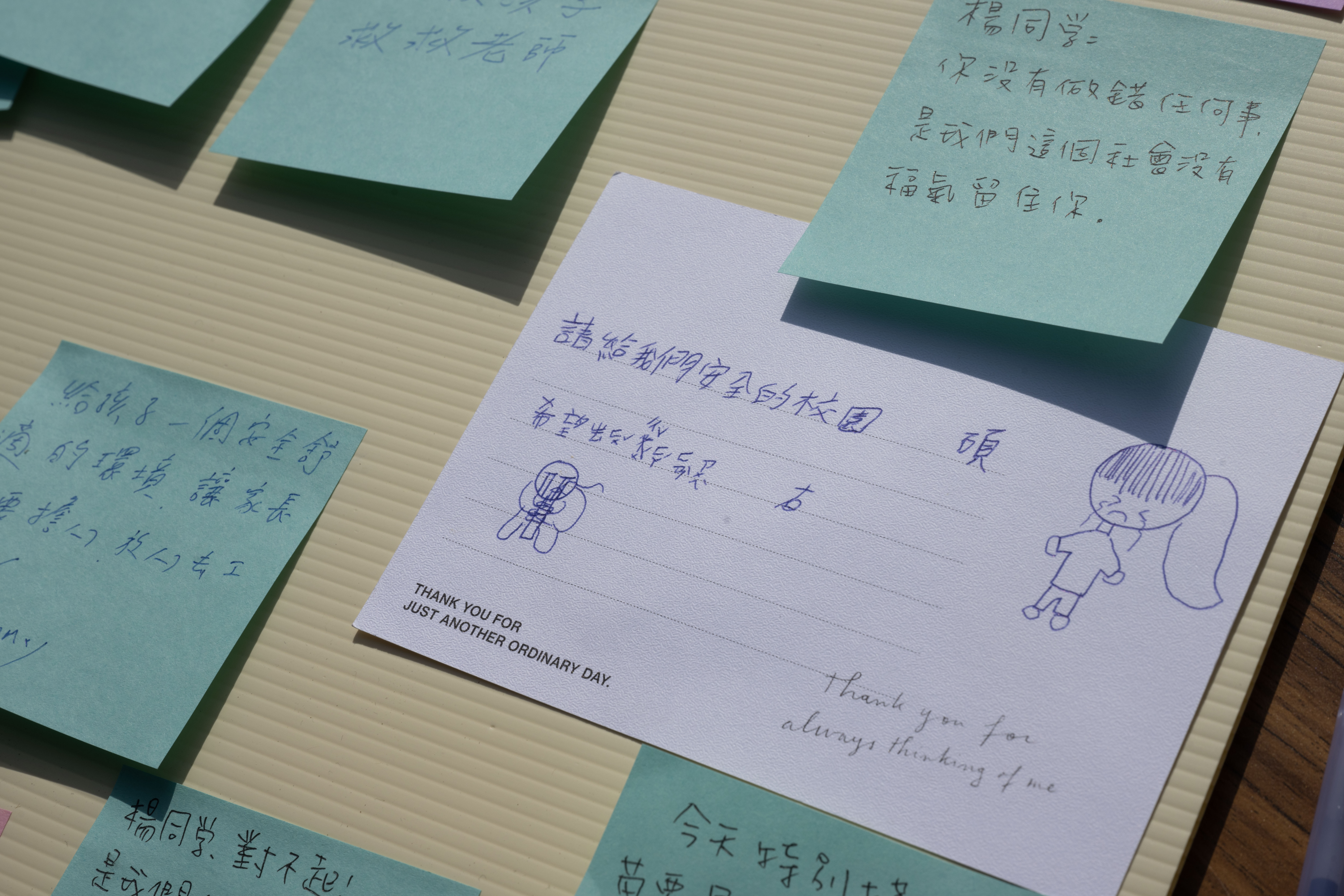 2024年1月6日，民眾集結在立法院前，為「新北國三生殺人案」逝去的楊姓國中生默哀，也向政府訴求校園安全。（攝影／楊子磊）