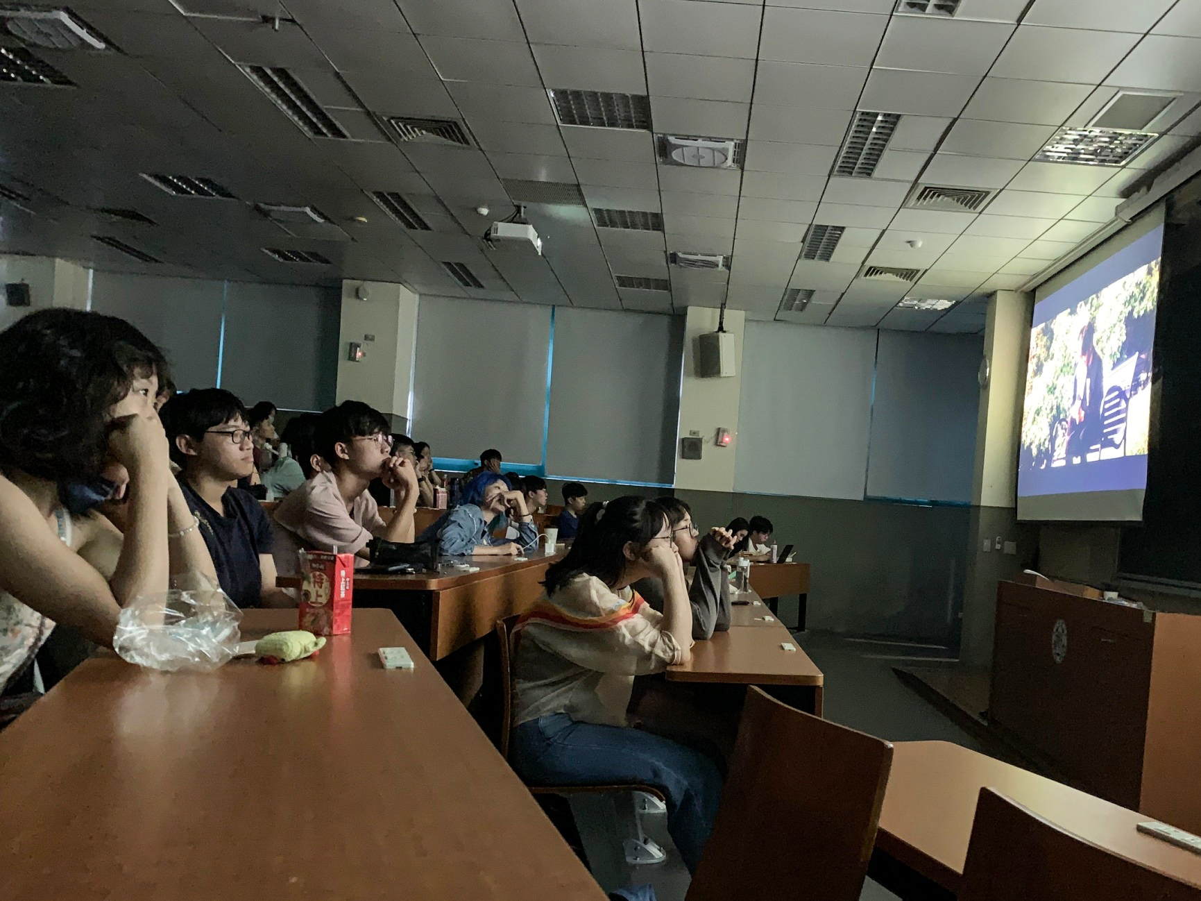 「看電影學愛情」學的並非「如何談一場成功的戀愛」，而是透過不同想法的碰撞，讓同學更認識自己，也理解他人想法。（圖片提供／姜宗佑）