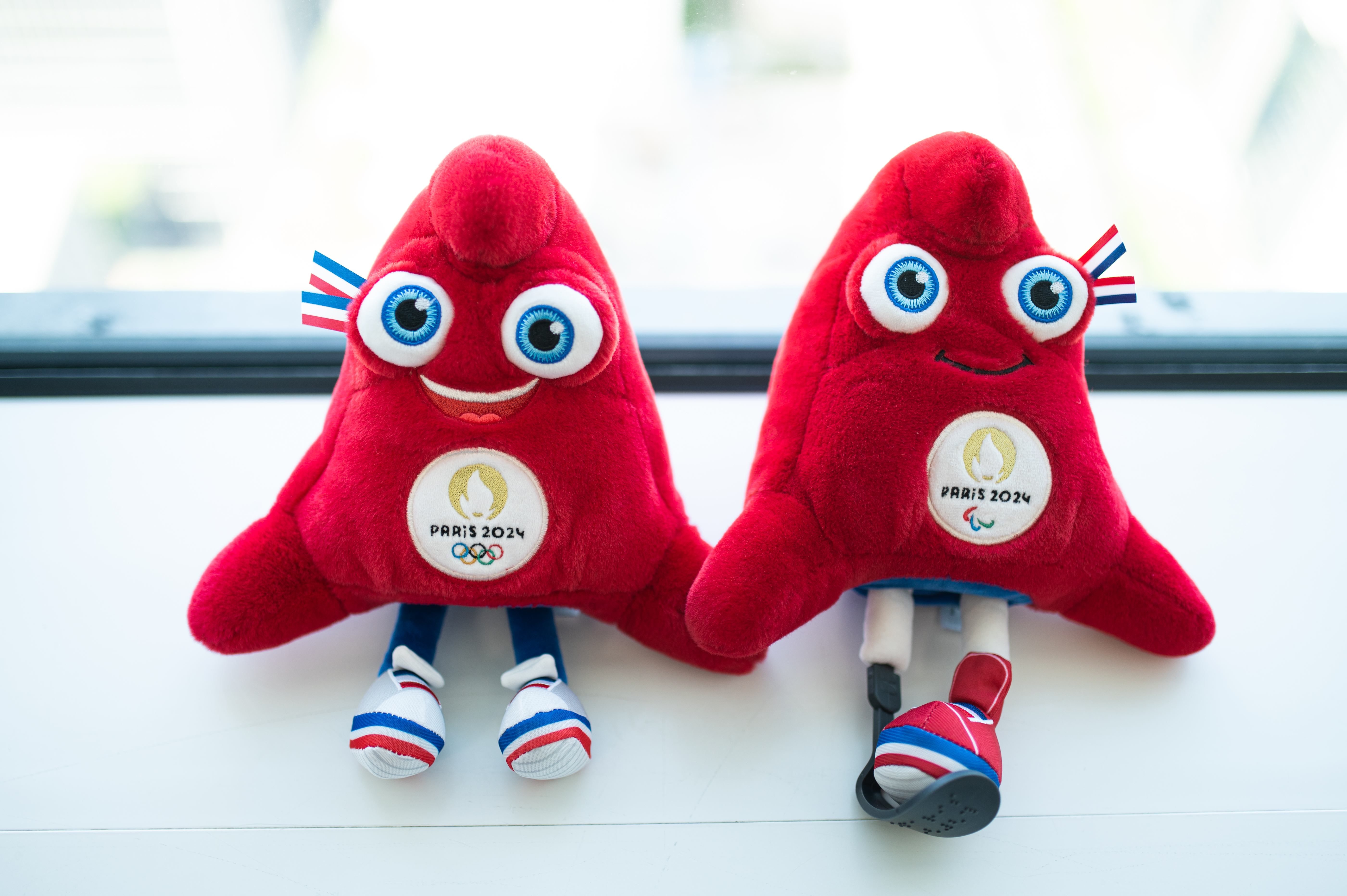 左為「奧運弗里吉」，設定是心思縝密又精明敏銳的策略家；右為「帕奧弗里吉」，其中一腿裝上「刀鋒型義肢」，擅長擔任先鋒，且熱愛嘗試新事物。（攝影／林彥廷）