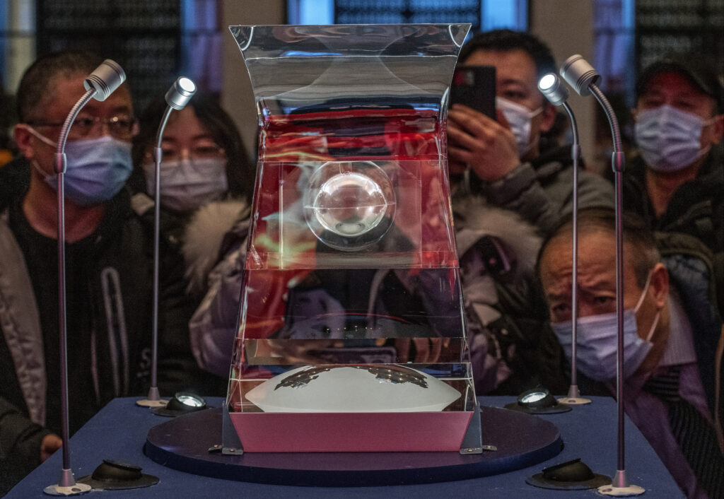 中國國家博物館中陳設由「嫦娥五號」所帶回的月球土壤樣本。（攝影／Kevin Frayer／Getty Images）