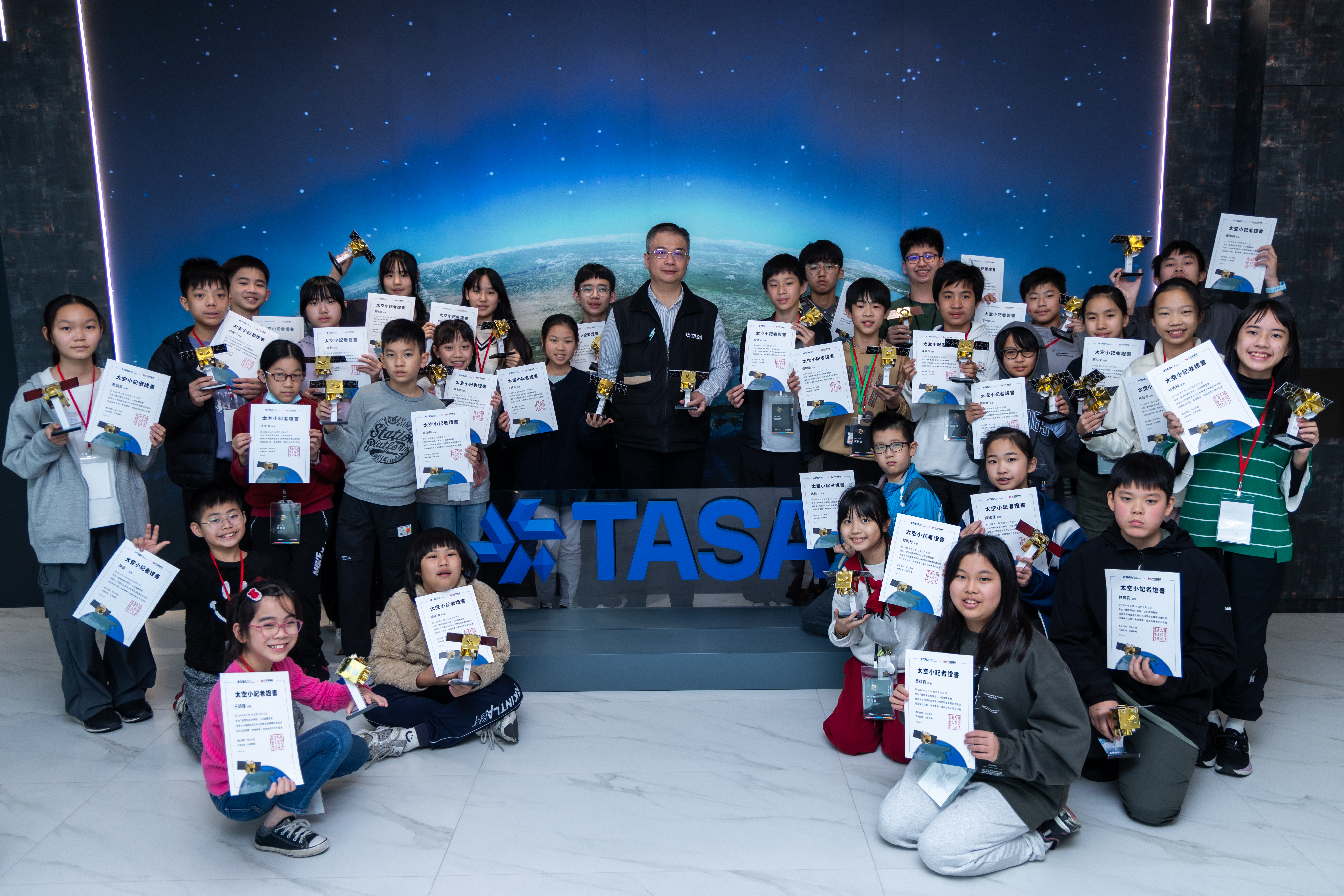 活動結束前，小記者領取完成採訪任務的小記者證書，並在國家太空中心合影留念。（攝影／蔡昕翰）