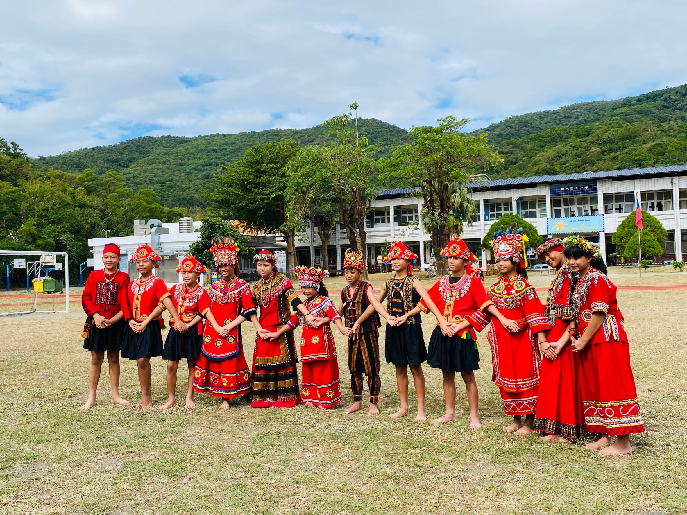屏東石門國小的12位應屆畢業生身穿南排灣族傳統服飾,練習傳統的歌謠與舞步,並在畢業前,北上和不同的單位交流。(圖片提供/屏東縣石門國小劉楨汝老師)