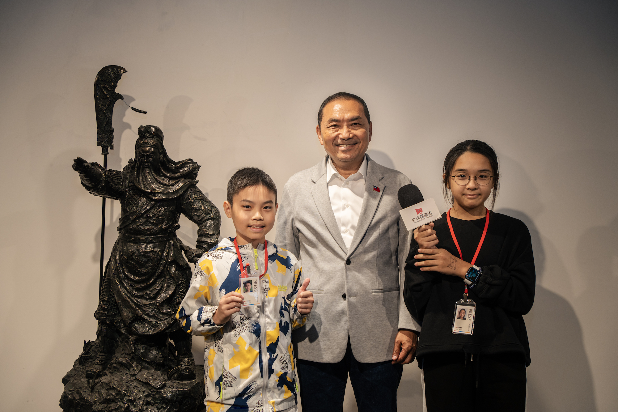 《少年報導者》小記者洪翊祐(左)、游淳媜(右)與侯友宜合影。(攝影/王崴漢)