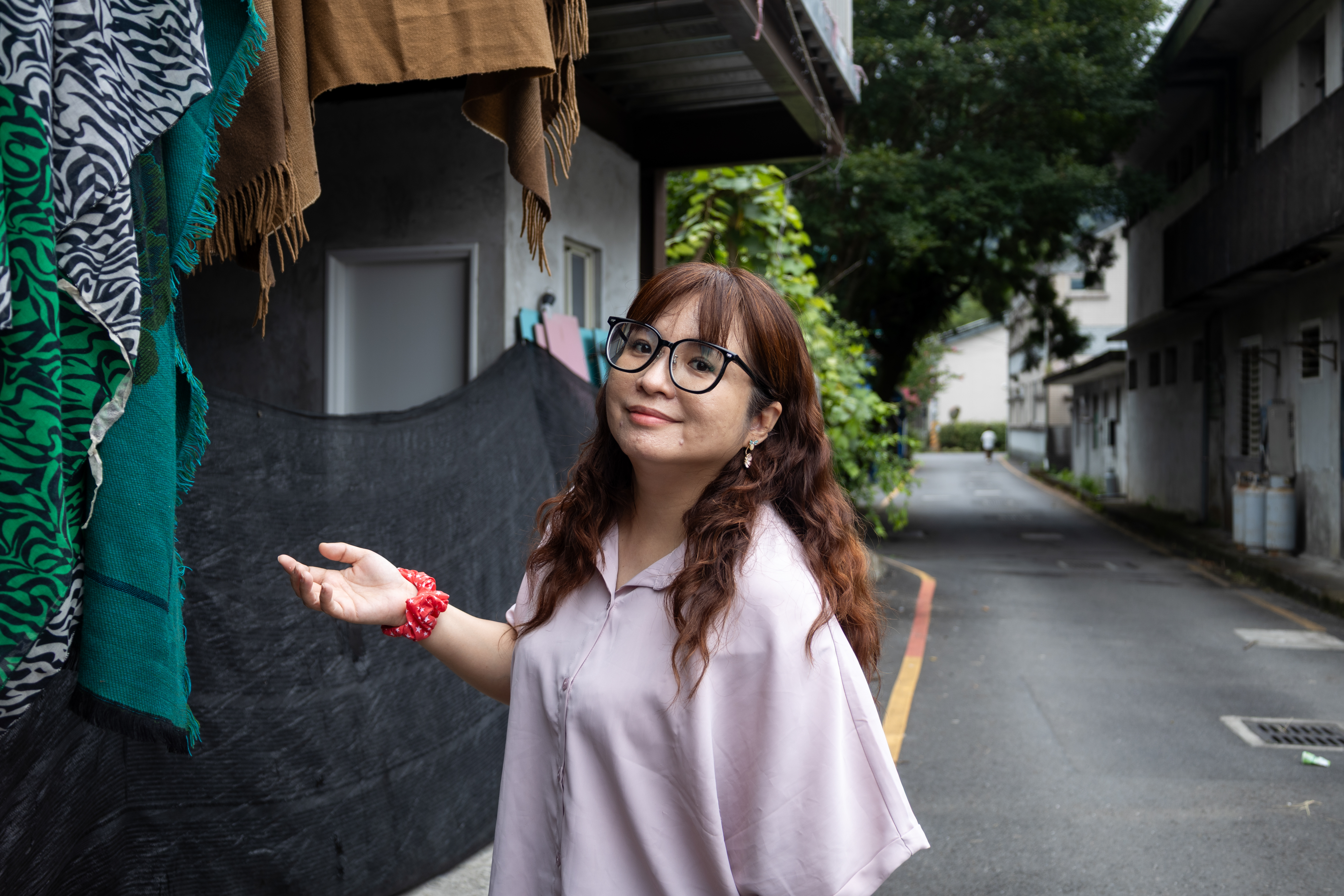 隨著父親返鄉的Lawa說,要幫年輕人找到一個回家的理由。她深知,只有老人家在,年輕人才會回家。(攝影/蔡昕翰)