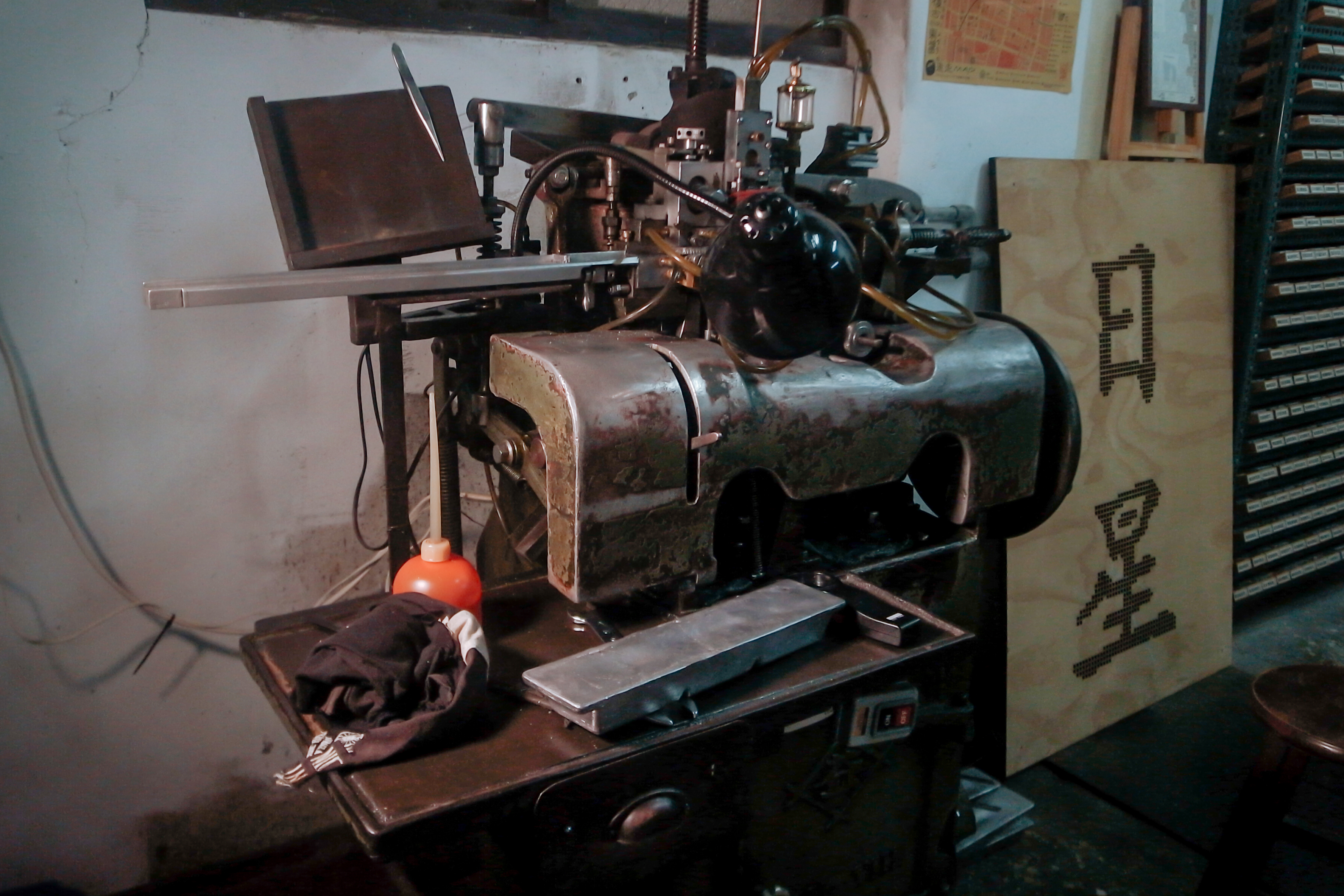 日星鑄字行店內現正服役中的鑄字機。（攝影／郭思彤）