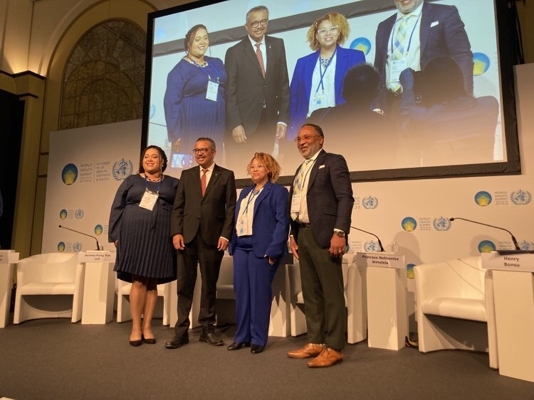 2022年於柏林舉辦的世界衛生峰會上，世界衛生組織（WHO）祕書長譚德塞（Tedros Adhanom Ghebreyesus，左2）邀請海莉耶塔．拉克斯（Henrietta Lacks）家族後代擔任WHO消除子宮頸癌親善大使。海拉的孫子小阿爾弗雷德·拉克斯·卡特（Alfred Lacks Carter, Jr.，右1）和兩位孫女維多利亞·巴蒂斯特（Victoria Baptiste，右2）、維羅妮卡羅賓遜（Veronica Robinson，左1）代表家族出席。（圖片提供／黃韻如）