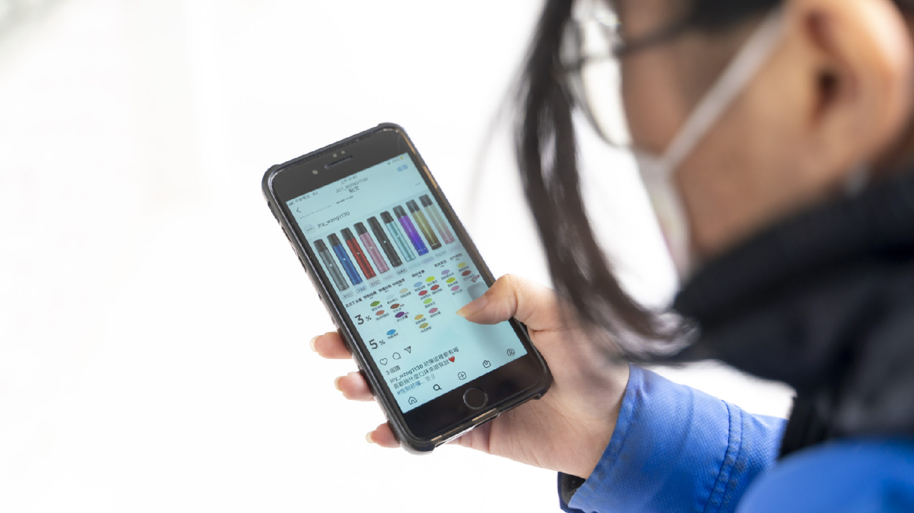 不論是青少年或是大人，任何消費者都可以透過網路平台搜尋到購買電子煙的管道（照片僅示意，非當事人）。（攝影／張家瑋）