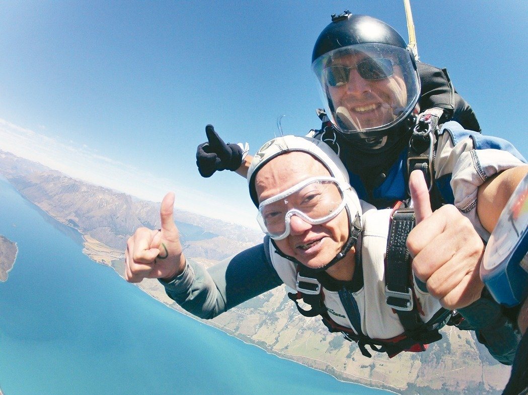 葉金川接受癌症治療後，仍堅持完成高空彈跳，作為自己65歲的生日禮物。（圖片提供／葉金川）