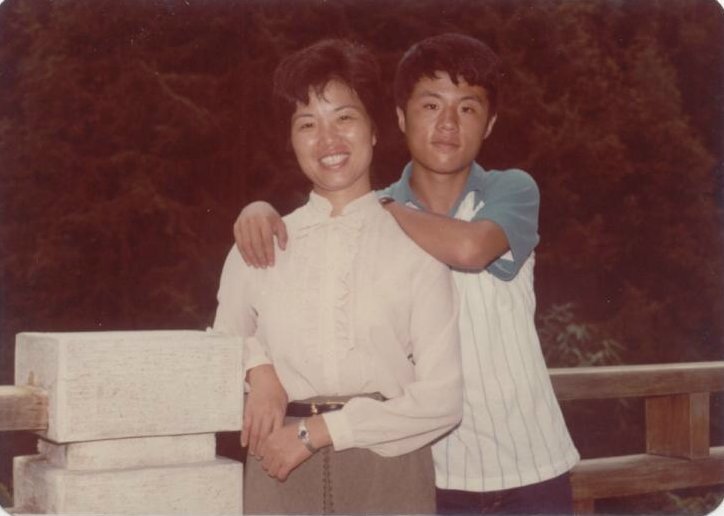 何榮幸(圖右)與母親(圖左)感情深厚。(照片提供/何榮幸)