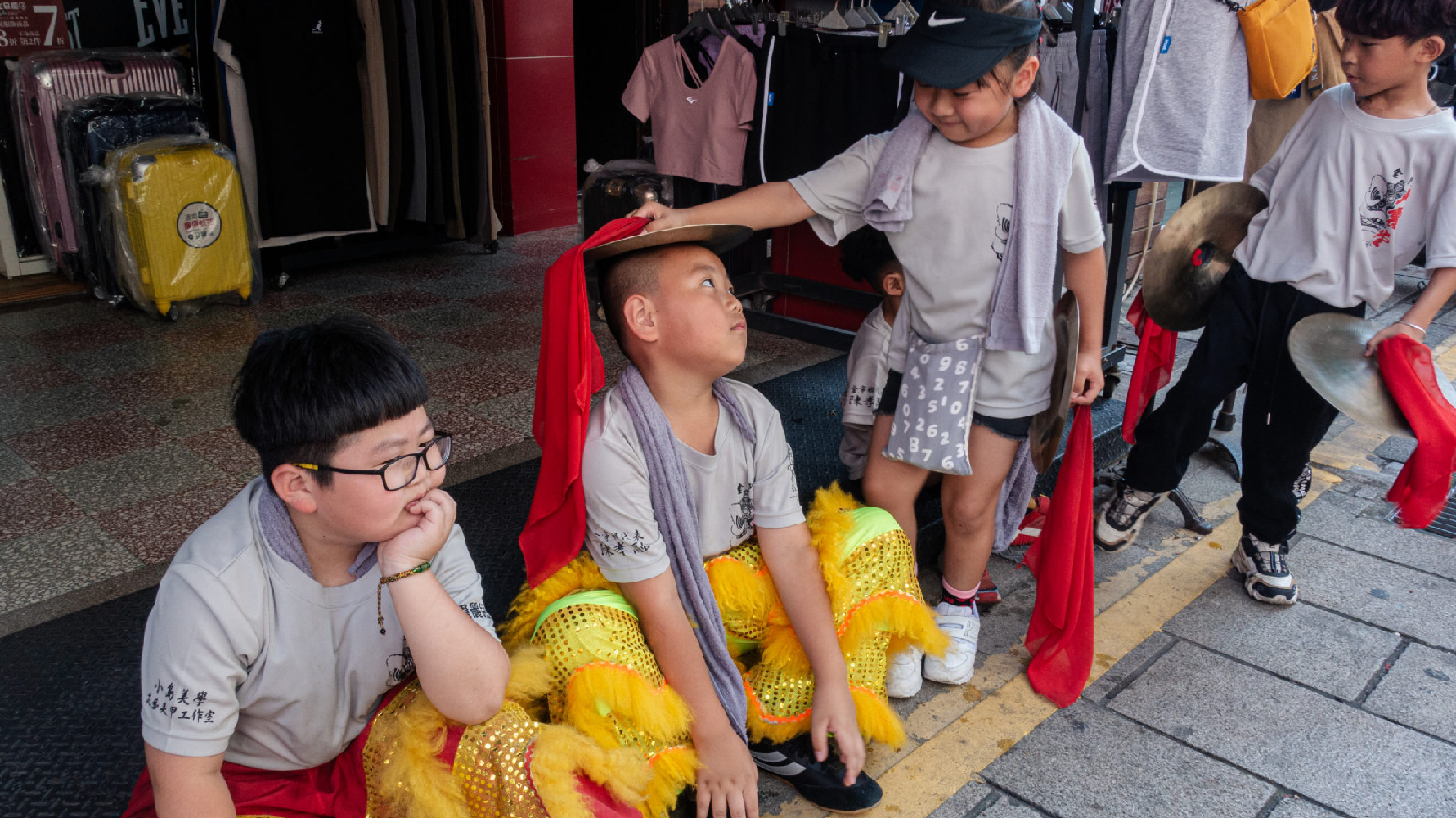 遶境空檔，也可見團員們互相打鬧。（攝影／許辰漢）