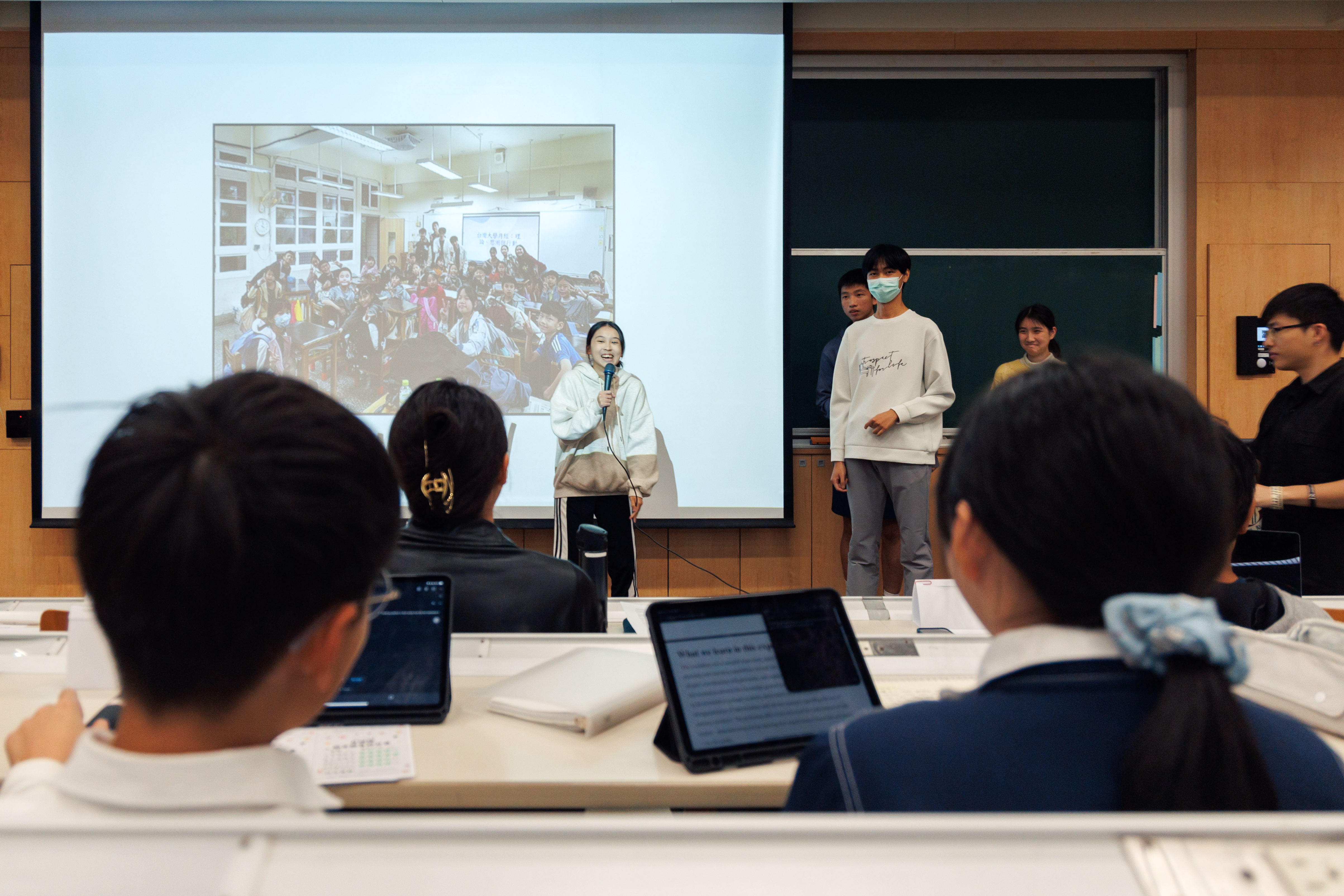 月經通識課學生分享為中小學生規劃月經工作坊的經驗。(攝影/鄭宇辰)