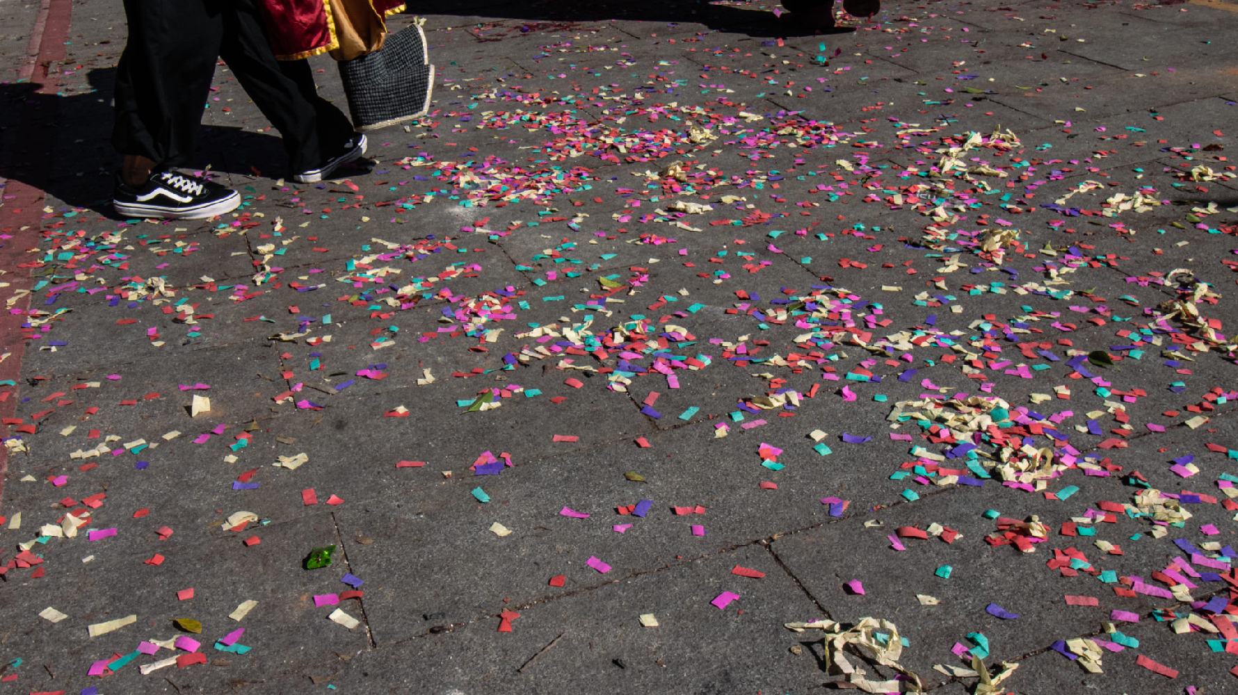 遶境當日,鞭炮及鑼鼓聲響徹金門街坊巷弄之間,路上隨處可見放鞭炮所留下的殘留物。(攝影/蔡亦閔)