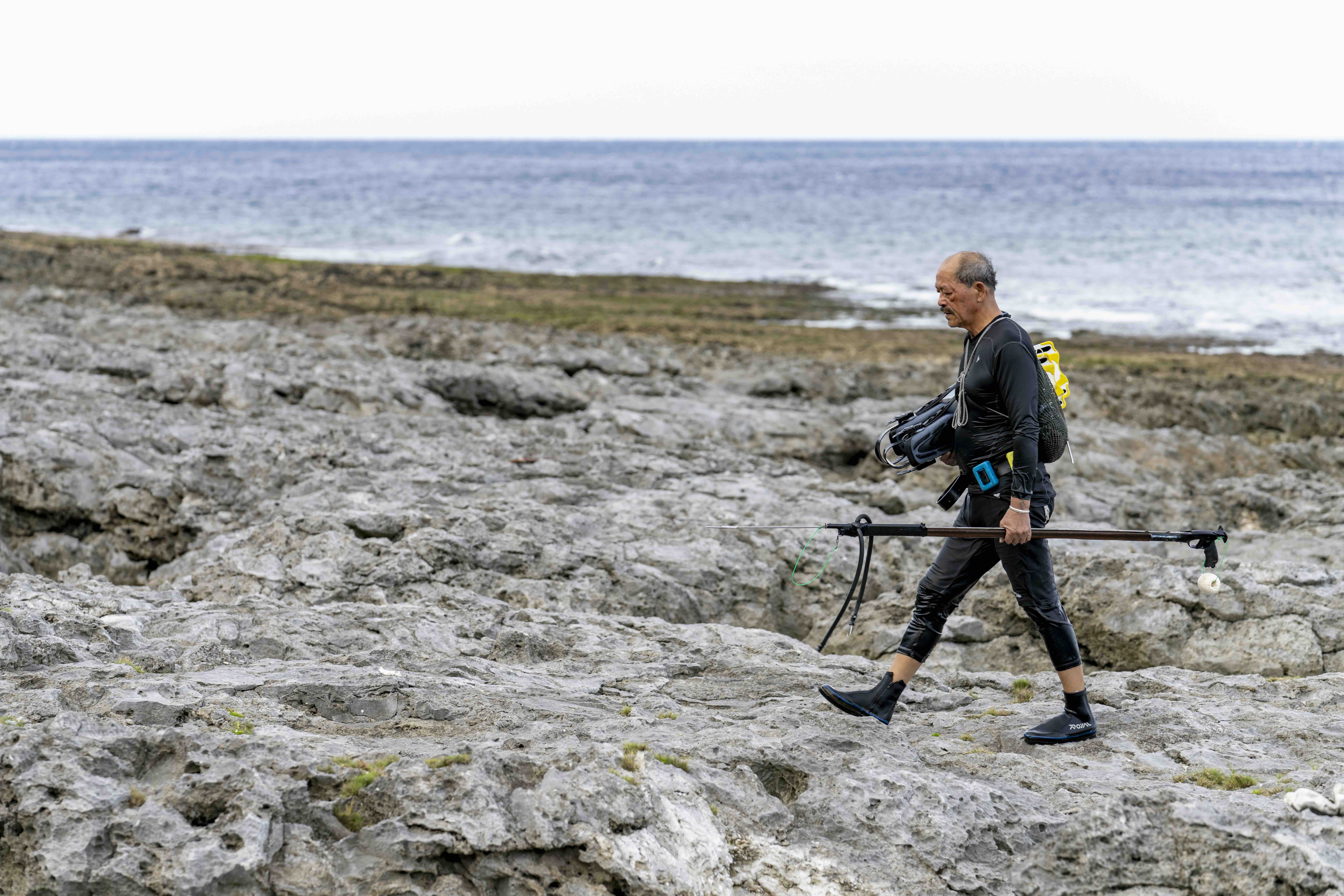 出身蘭嶼的夏曼・藍波安長期書寫自身、族群與海洋。圖為紀錄片《大海浮夢》劇照。（圖片提供／目宿媒體）
