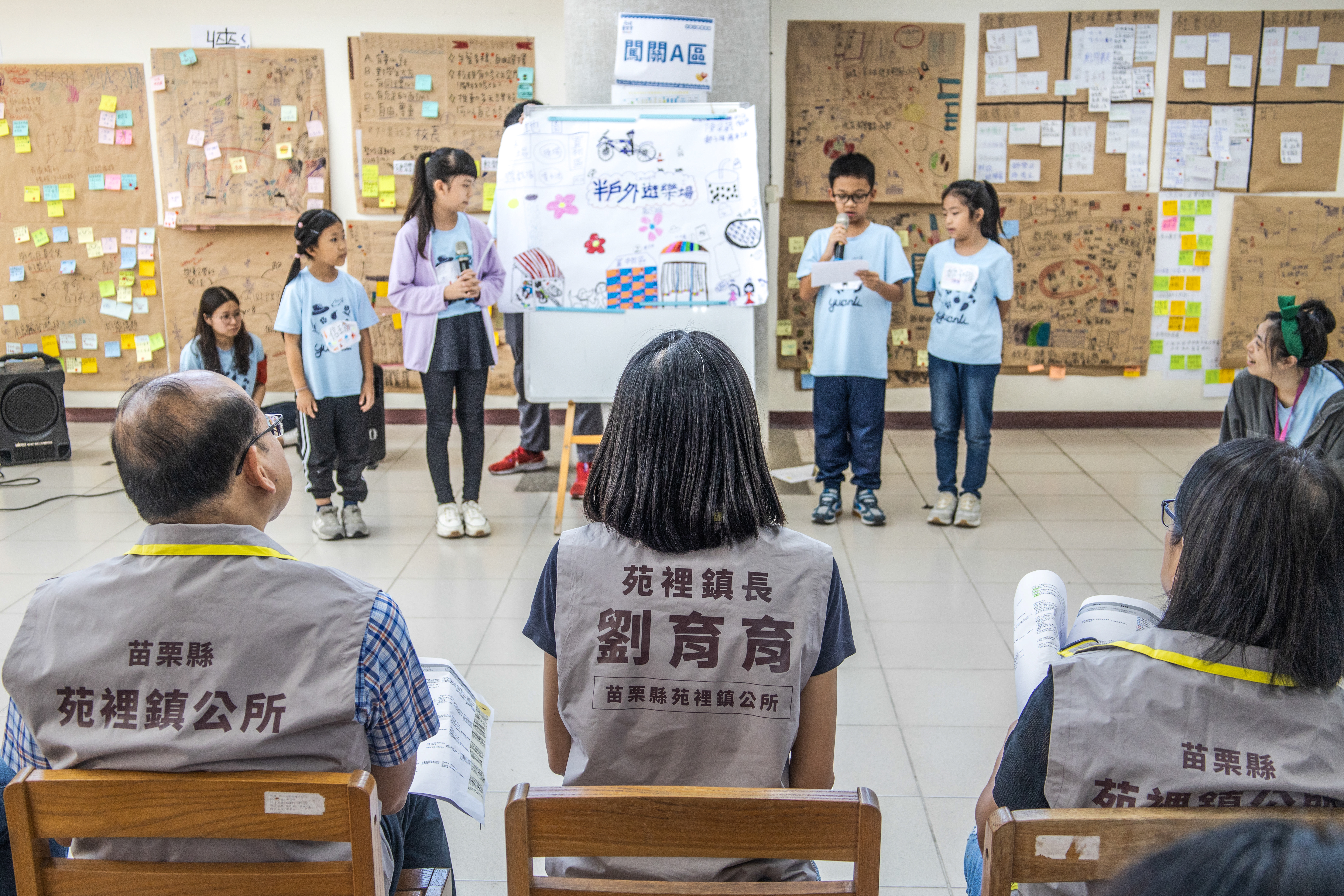 苑裡鎮公所出動鎮長在內共6位主管,在模擬鎮民大會聽取兒童提案。(攝影/蔡昕翰)