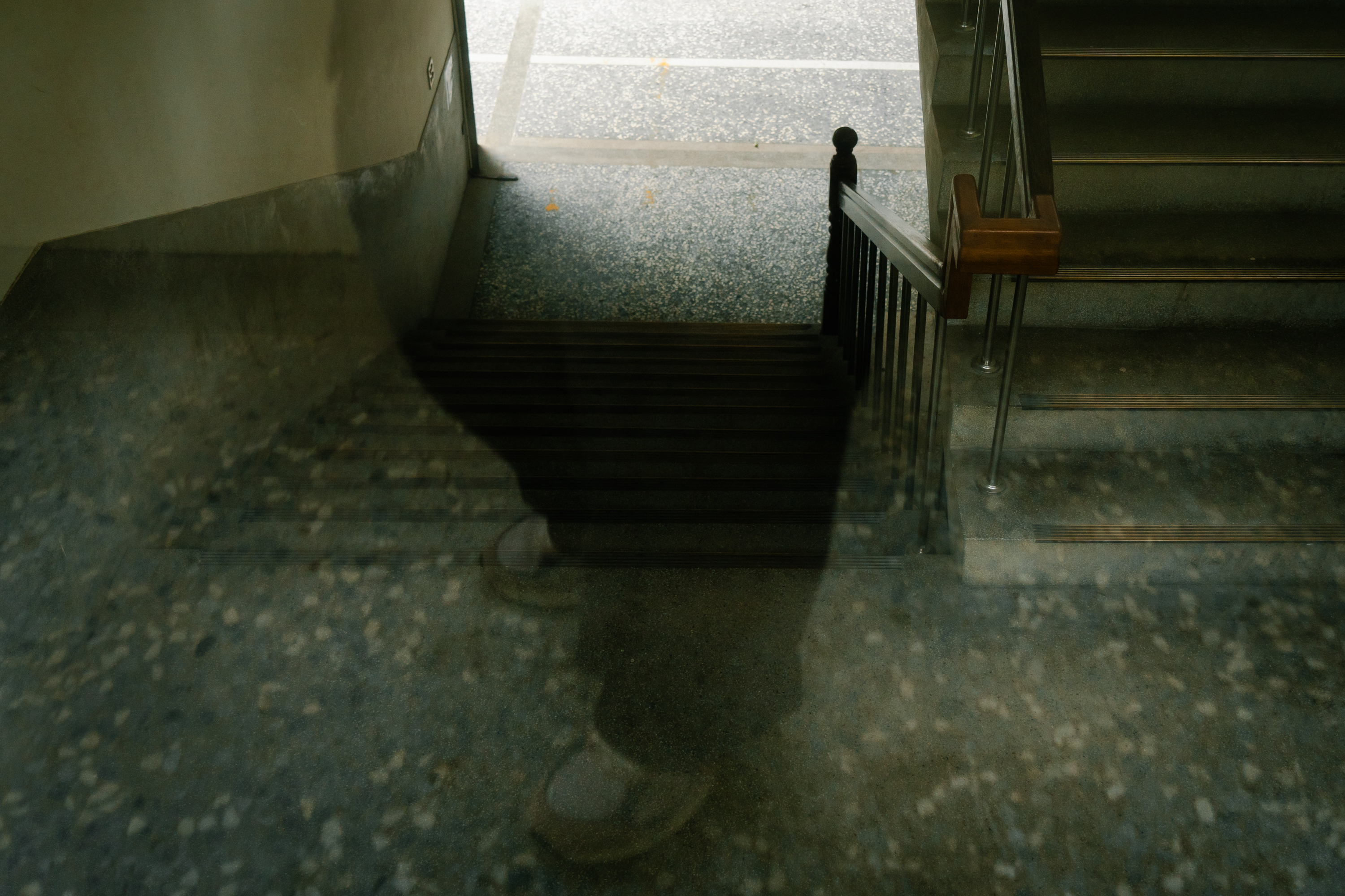 第一線教師感嘆，如何拿捏學生出現自殺行為時的通報時機，以及校外資源介入後情況是否改善，始終是難以解答的難題。圖為示意照片，非當事人。（攝影／馬雨辰）