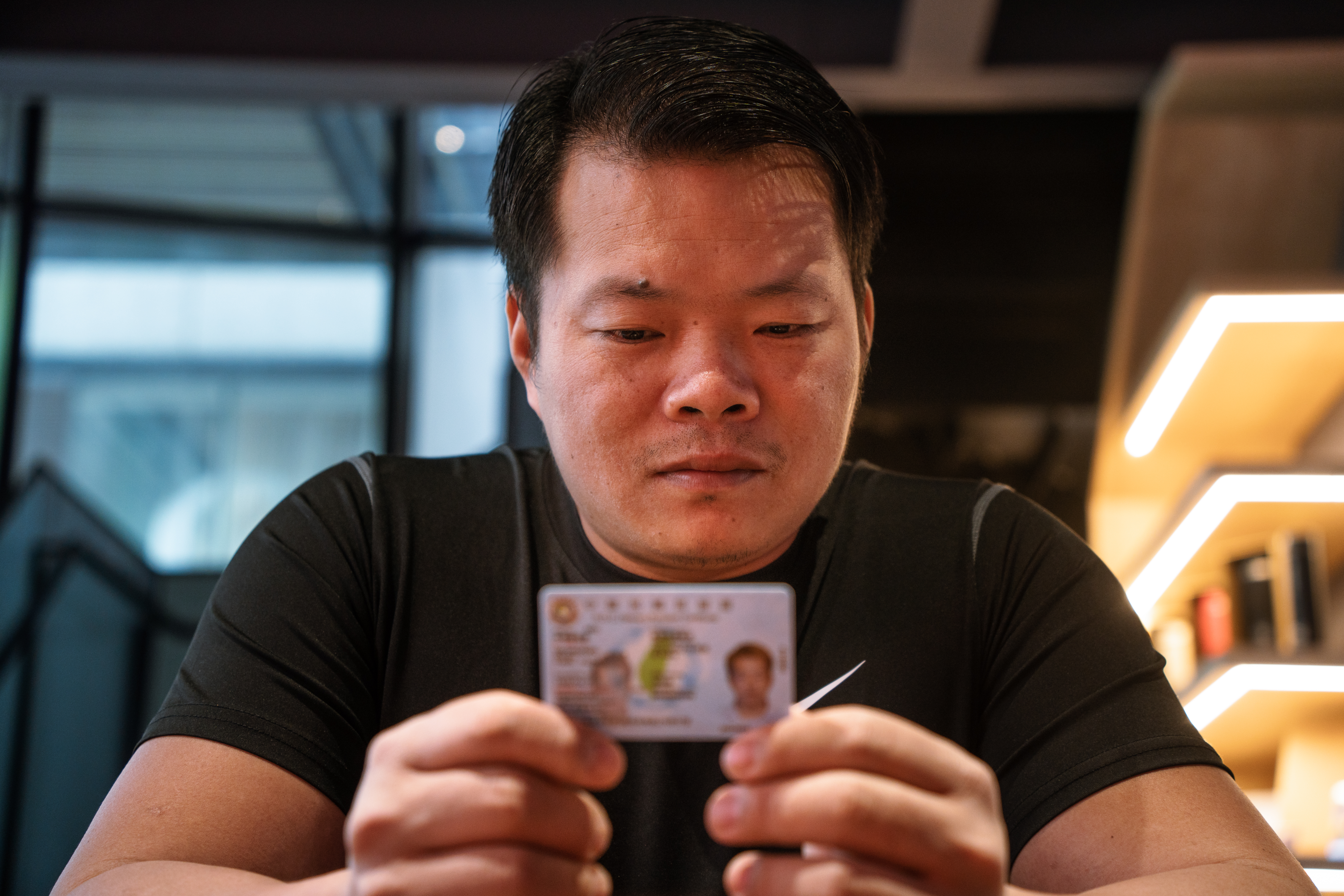 無國籍長達35年的楊發準在金三角文化基金會董事長王根深與立法委員湯蕙禎的協助下,成為合法取得居留證的泰緬孤軍後裔。(攝影/王崴漢)