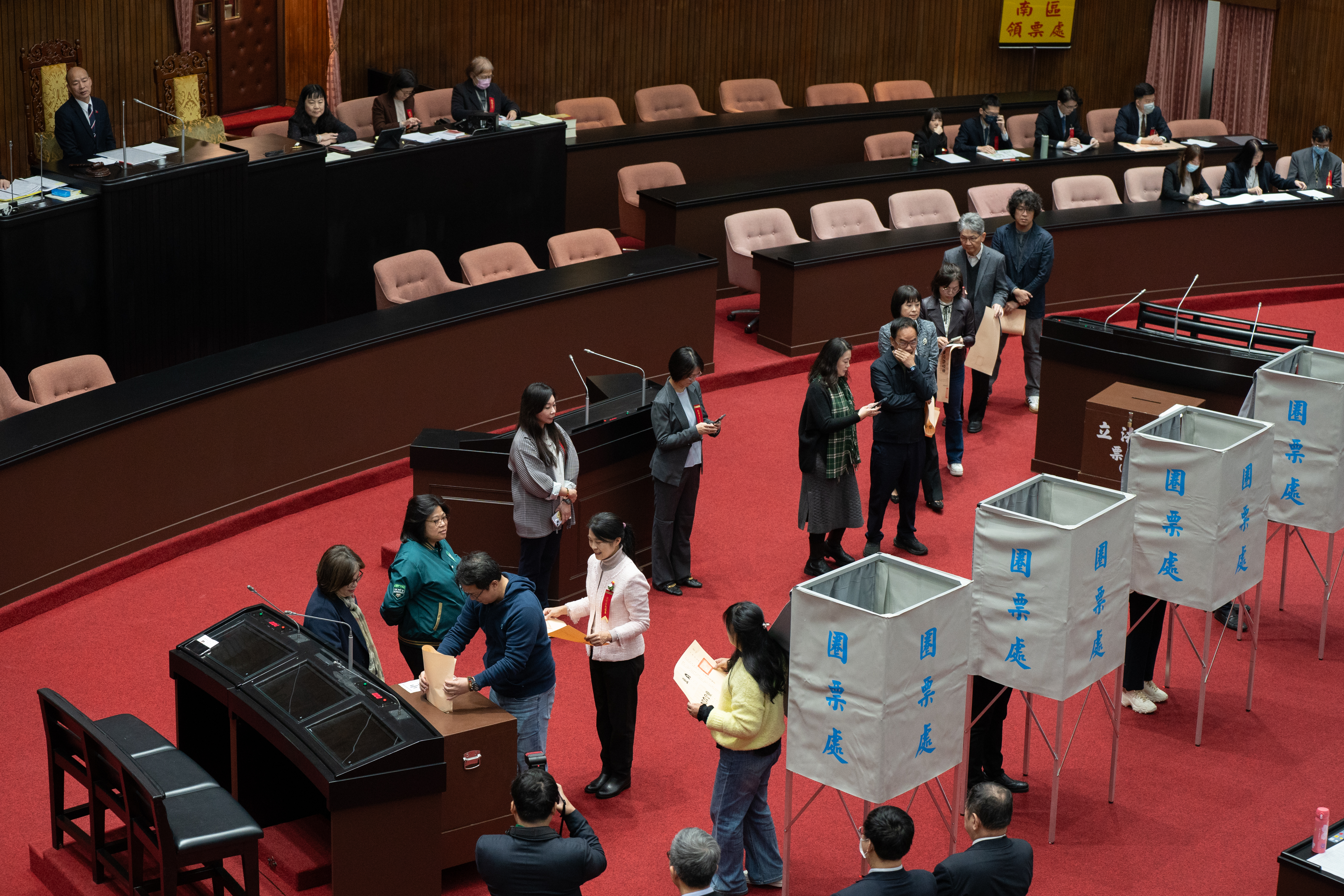 2024年12月24日上午,民進黨籍立法委員於議場內進行大法官人事同意案投票。(攝影/陳曉威)
