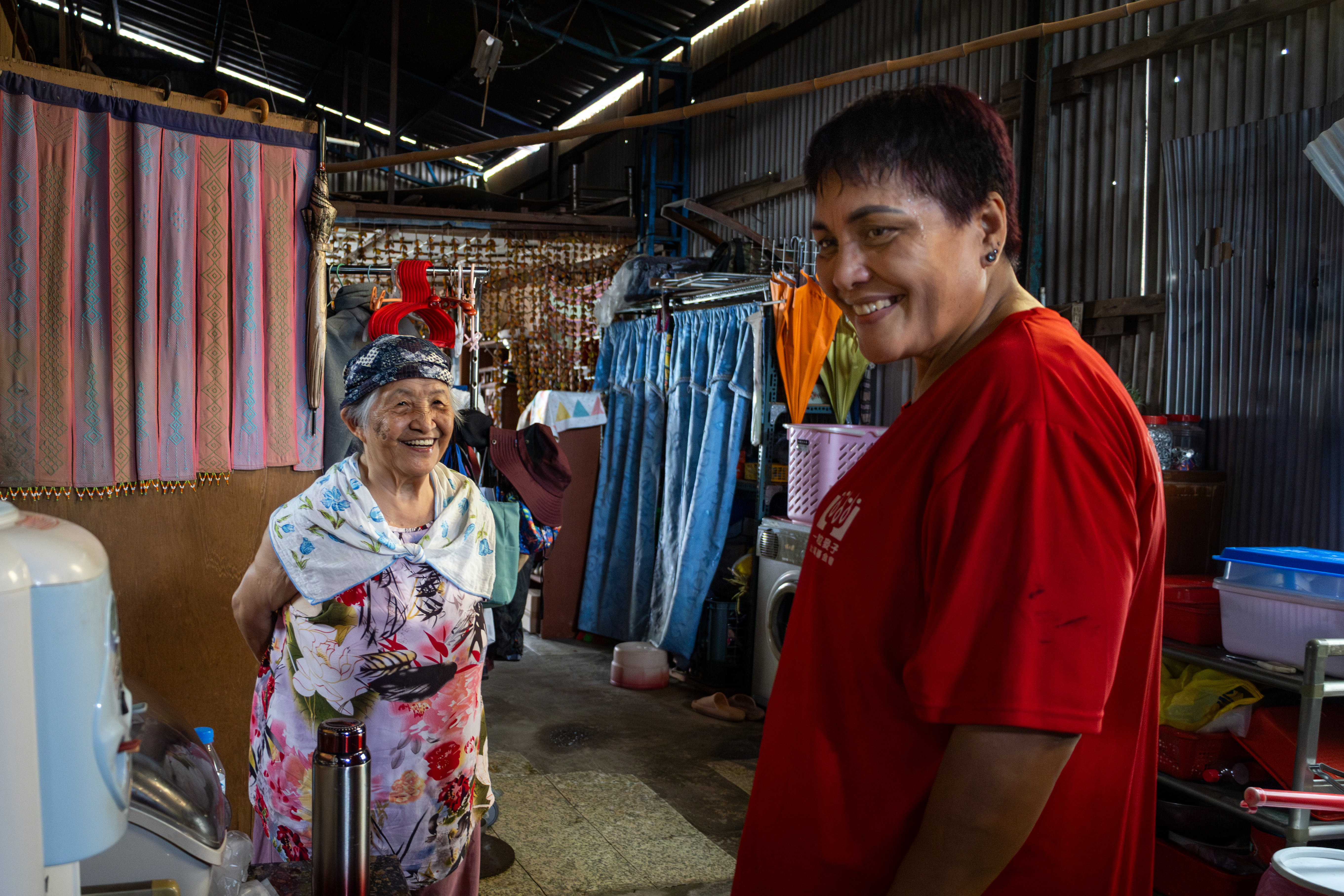 住在松羅的阿媽照顧著小兒麻痺的兒子,居服員常來探望陪伴,最近打算約阿媽到據點傳授泰雅族織布的失傳手藝。(攝影/蔡昕翰)