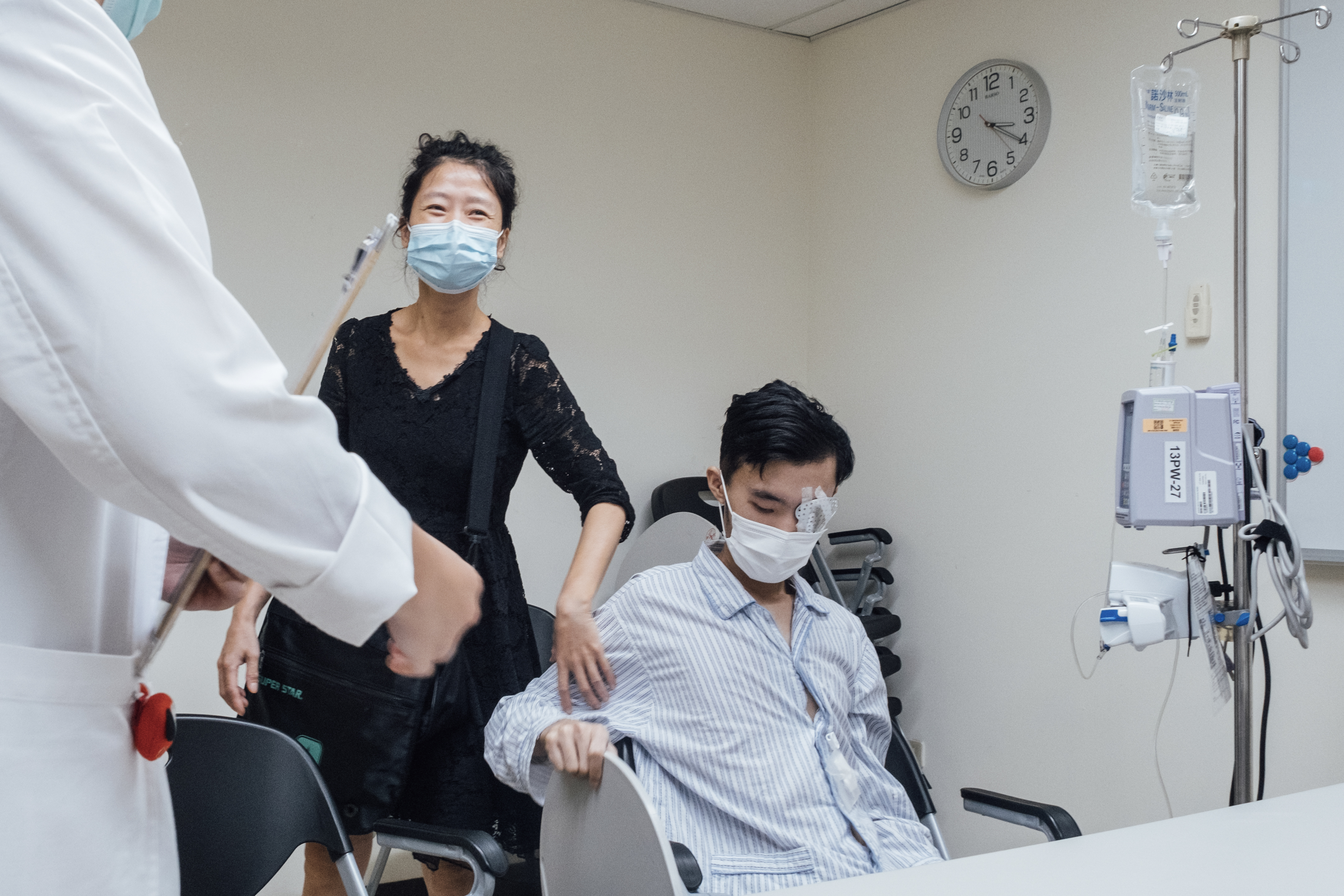 2023年暑假，嘉源（右）病情復發再度住院治療，讓嘉源媽媽（左）對西醫又加深恐懼的陰影。（攝影／余志偉）