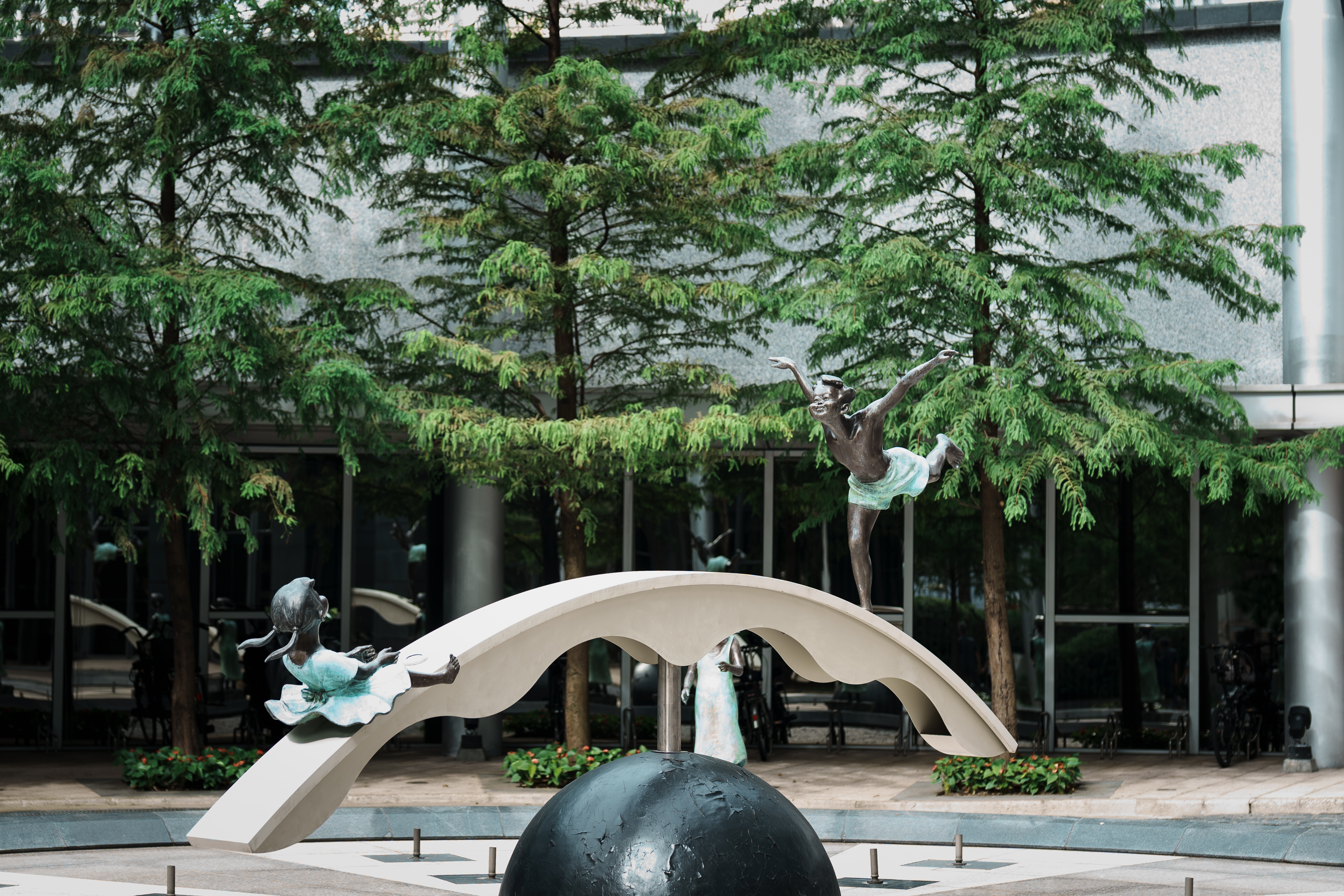 誘騙孩子拍下私密照片的,可能正是你和孩子再信任不過的熟識者。圖為衛福部一樓的造景。(攝影/黃世澤)