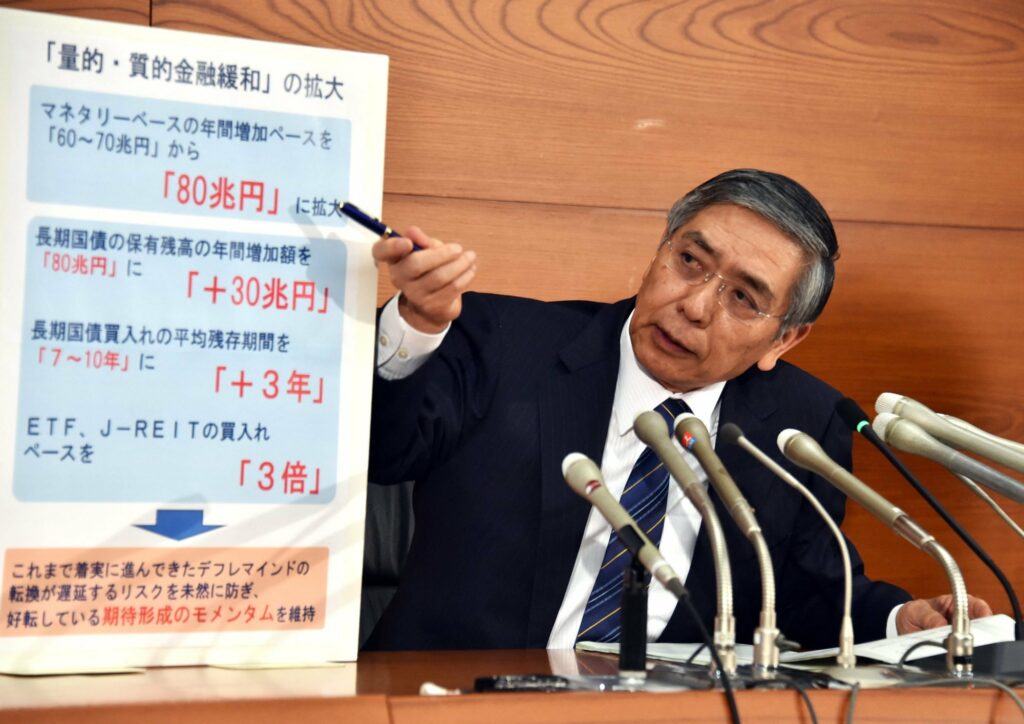 2014年10月31日，日本銀行（日本央行）總裁黑田東彥於記者會上，宣布實施貨幣寬鬆政策，刺激東京股市的飆升創當時7年來的新高。（攝影／AFP／Yoshikazu Tsuno）