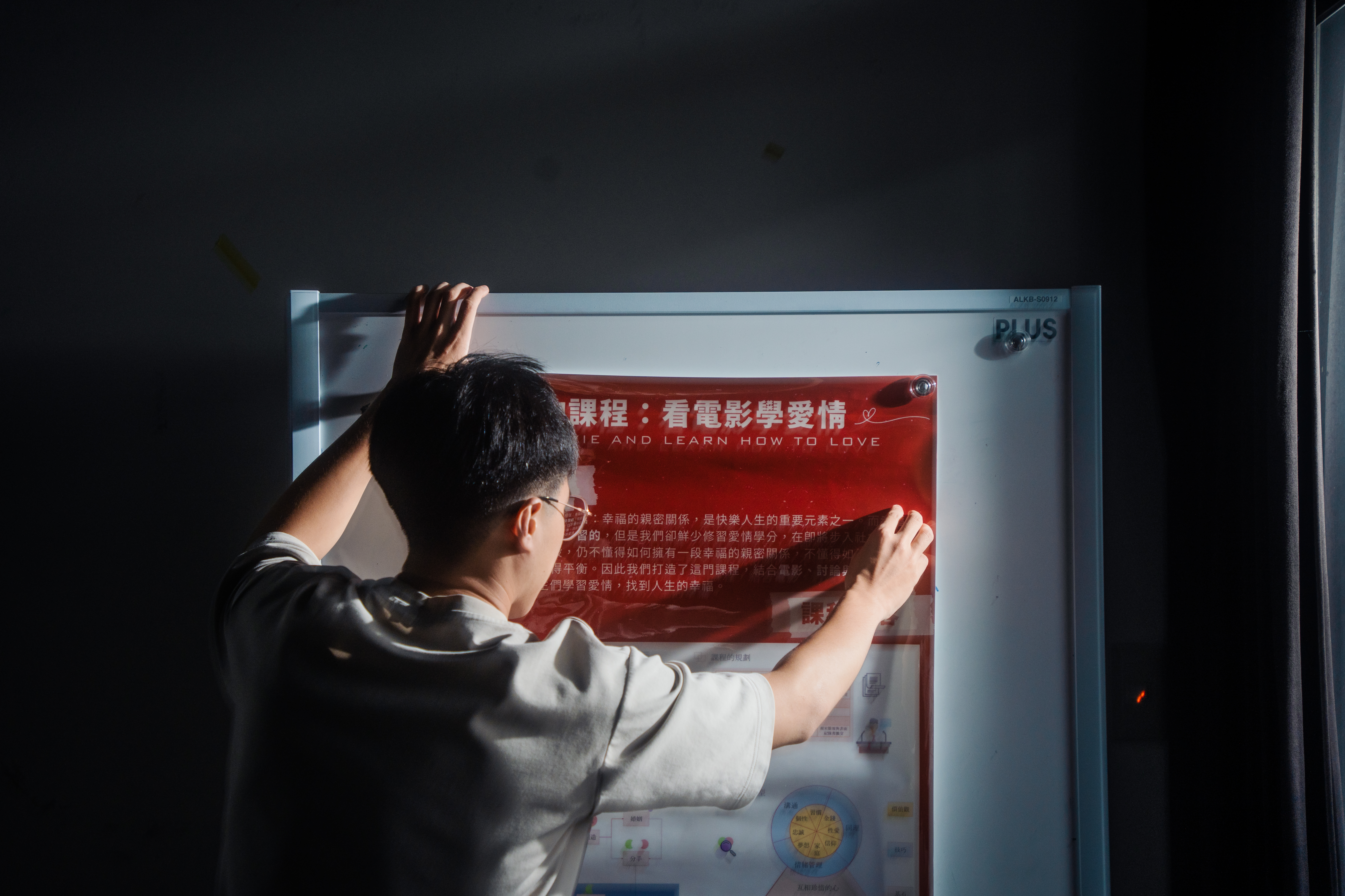 上大學之前，姜宗佑對於愛情感到陌生，大學時一次突如其來的失戀開啟他認識自己、感受情緒的學習之路。（攝影／王崴漢）