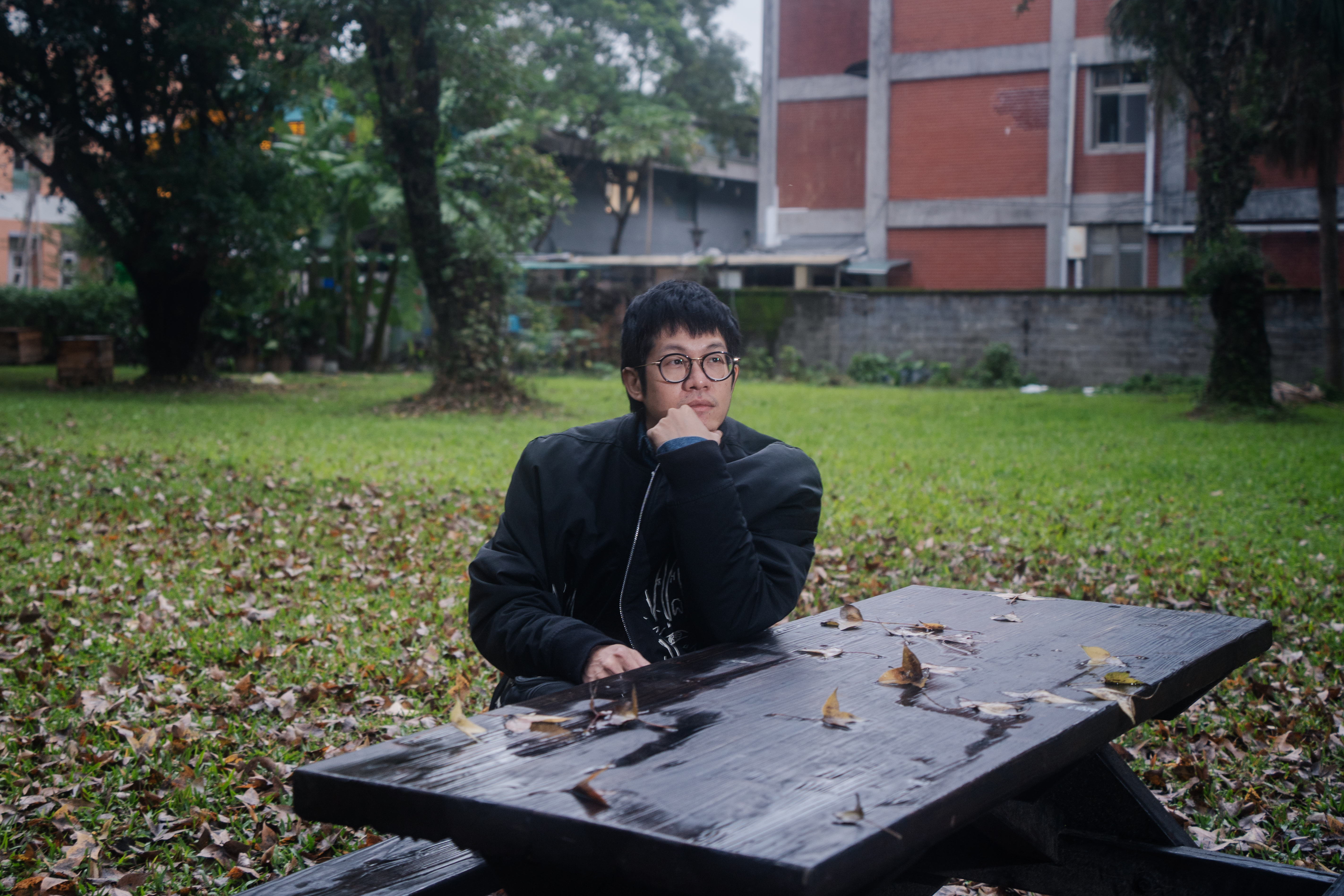 雖然年輕時期好像沒有特別的人生計畫，但黃少雍認為一點一點的經驗累積，最終仍幫助自己找到人生方向。（攝影／王崴漢）