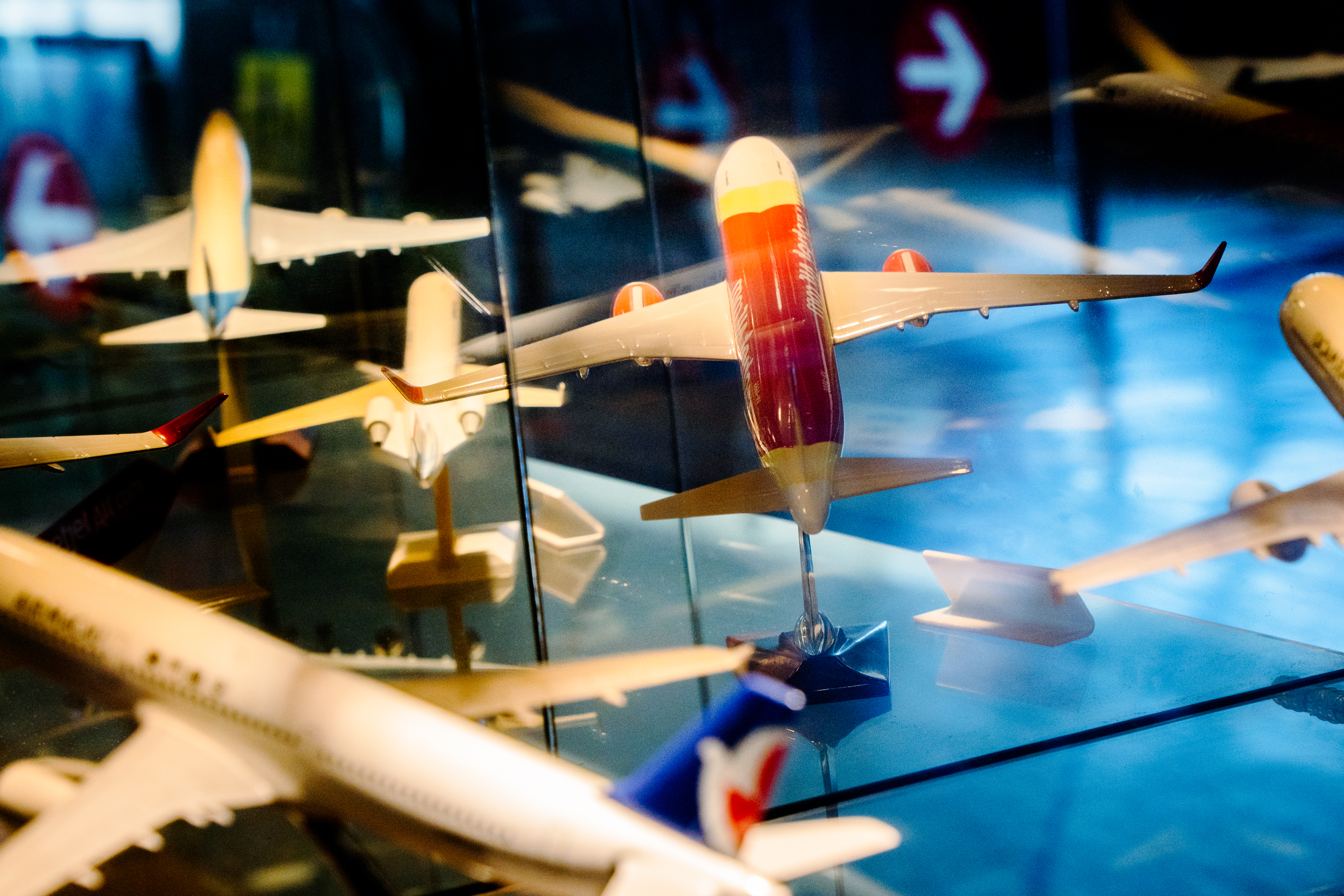 新制加嚴審查,僑民役男必須證明自己與僑居地的生活連結,但有僑民在第三國工作、或在過海關時無法取得相關證明,感到無所適從。(攝影/王崴漢)