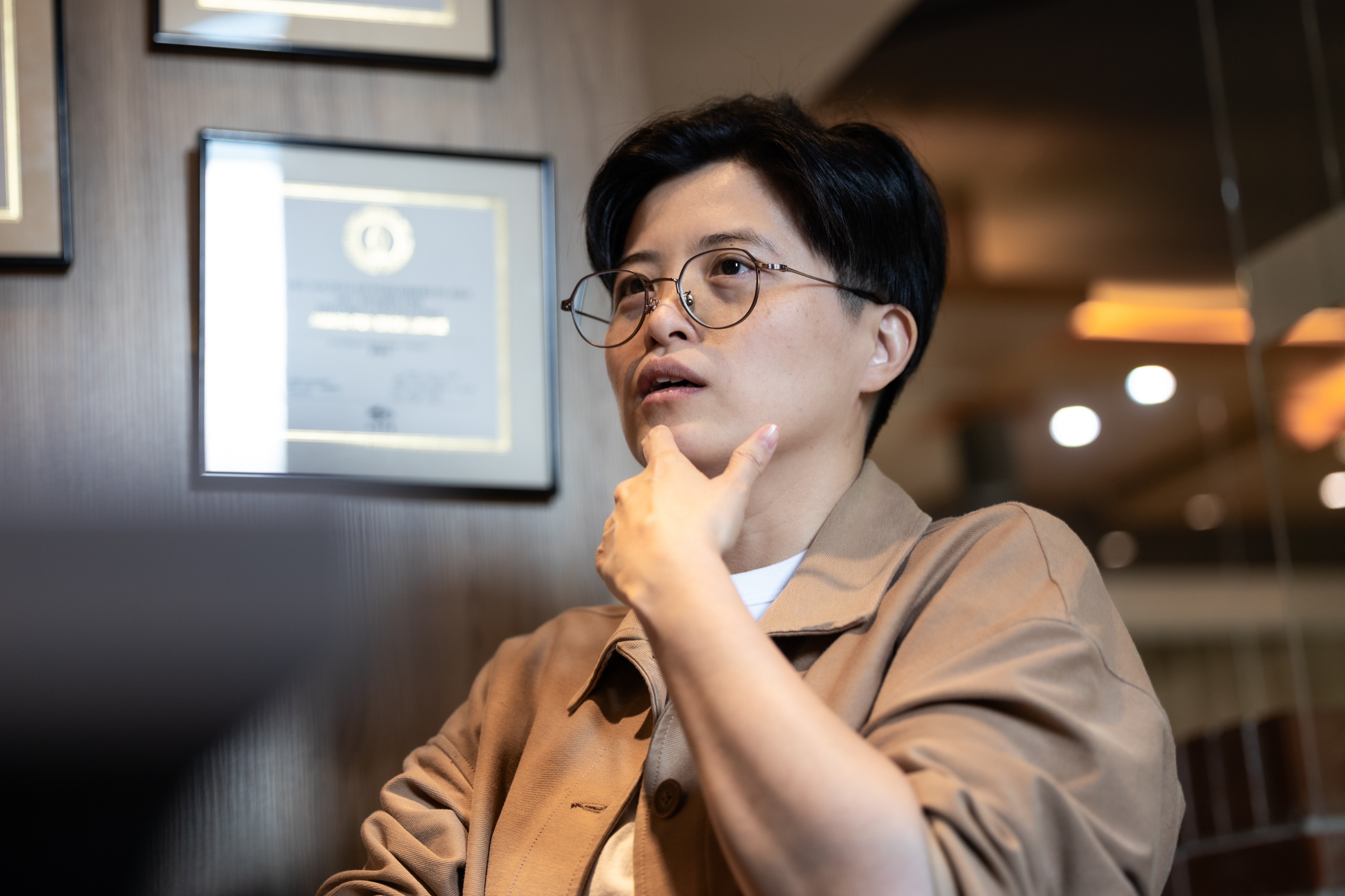 回望童年，楊双子察覺，自己很多特殊的行為模式，背後都是為了好好活下去。（攝影／蔡昕翰）