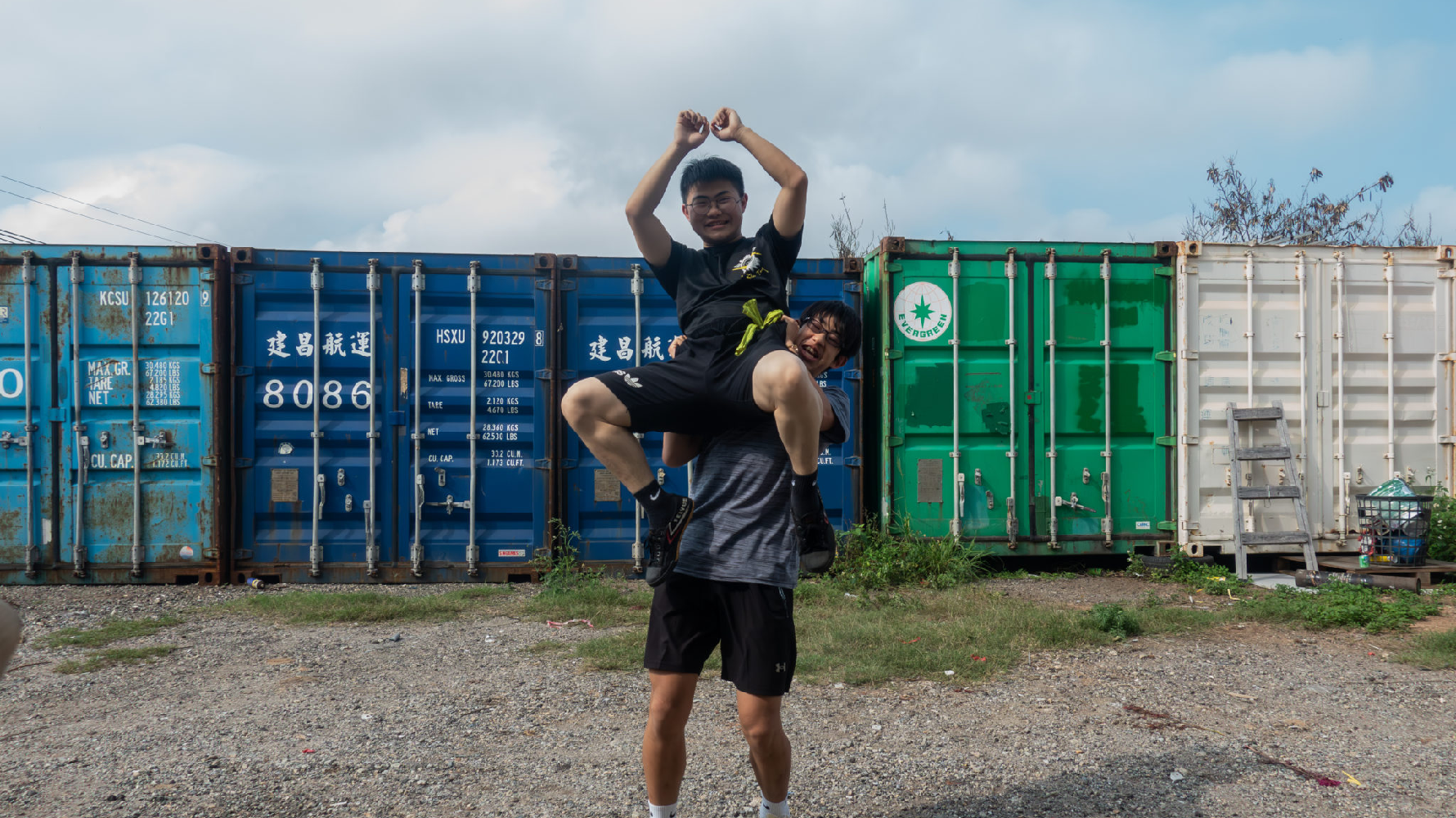 艷陽下的戶外空地跟鐵皮屋是這群年輕團員排練的空間，不妨讓人想起少年漫畫裡的熱血與友情畫面。（攝影／賴翊銘）
