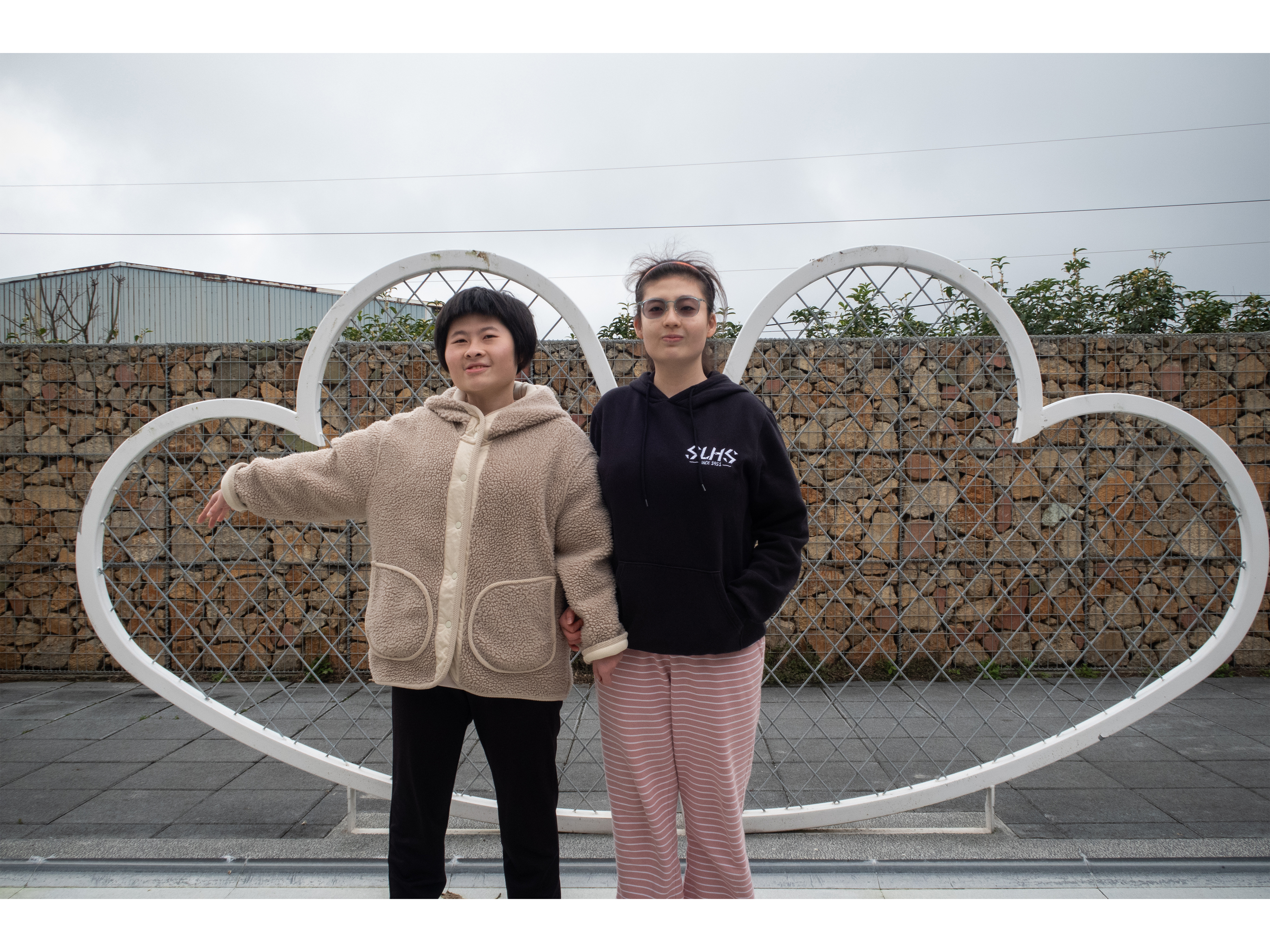 李羽蕎（圖左）、張瑀瑩（圖右）患有俗稱「小胖威利」的普瑞德威利症候群。（攝影／孫宜熹）