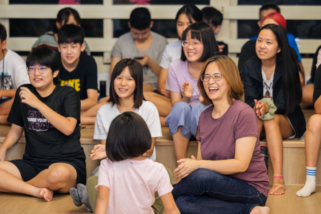 在全人實驗中學裡,大人與小孩是平等關係,能夠傾聽彼此意見。(攝影/鄭宇辰)