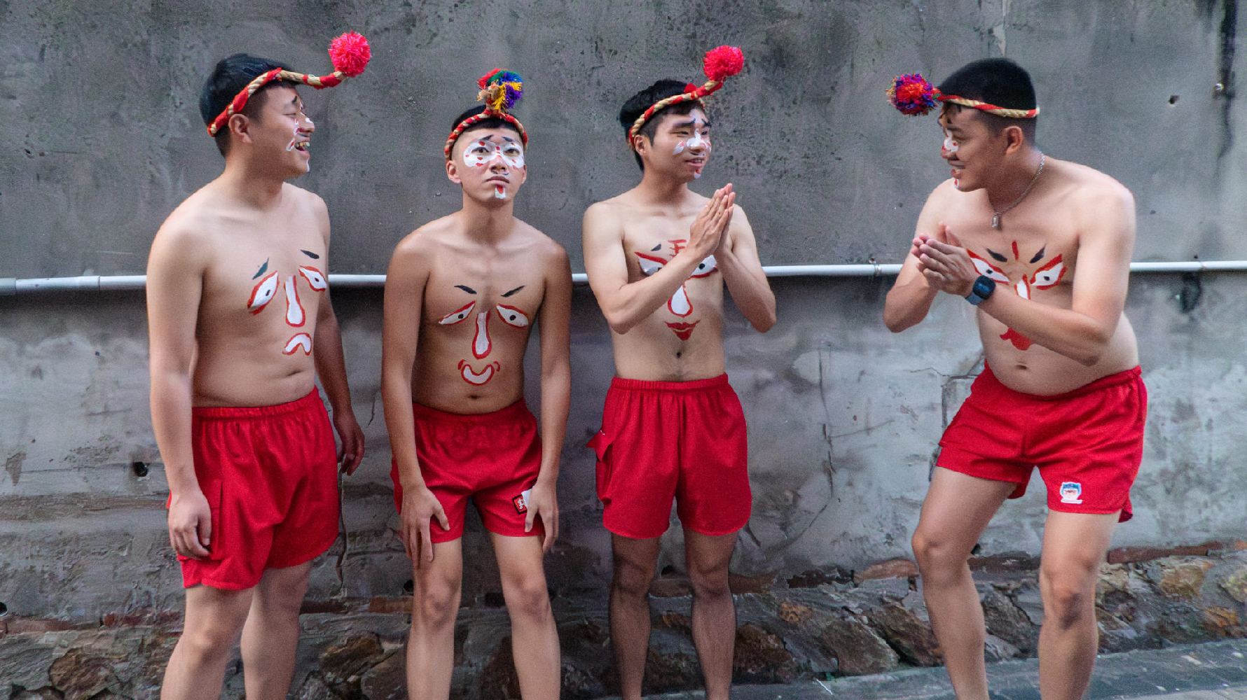 團員們從頭開始學習打花草的舞步，深度了解在地文化。（攝影／林庭安）