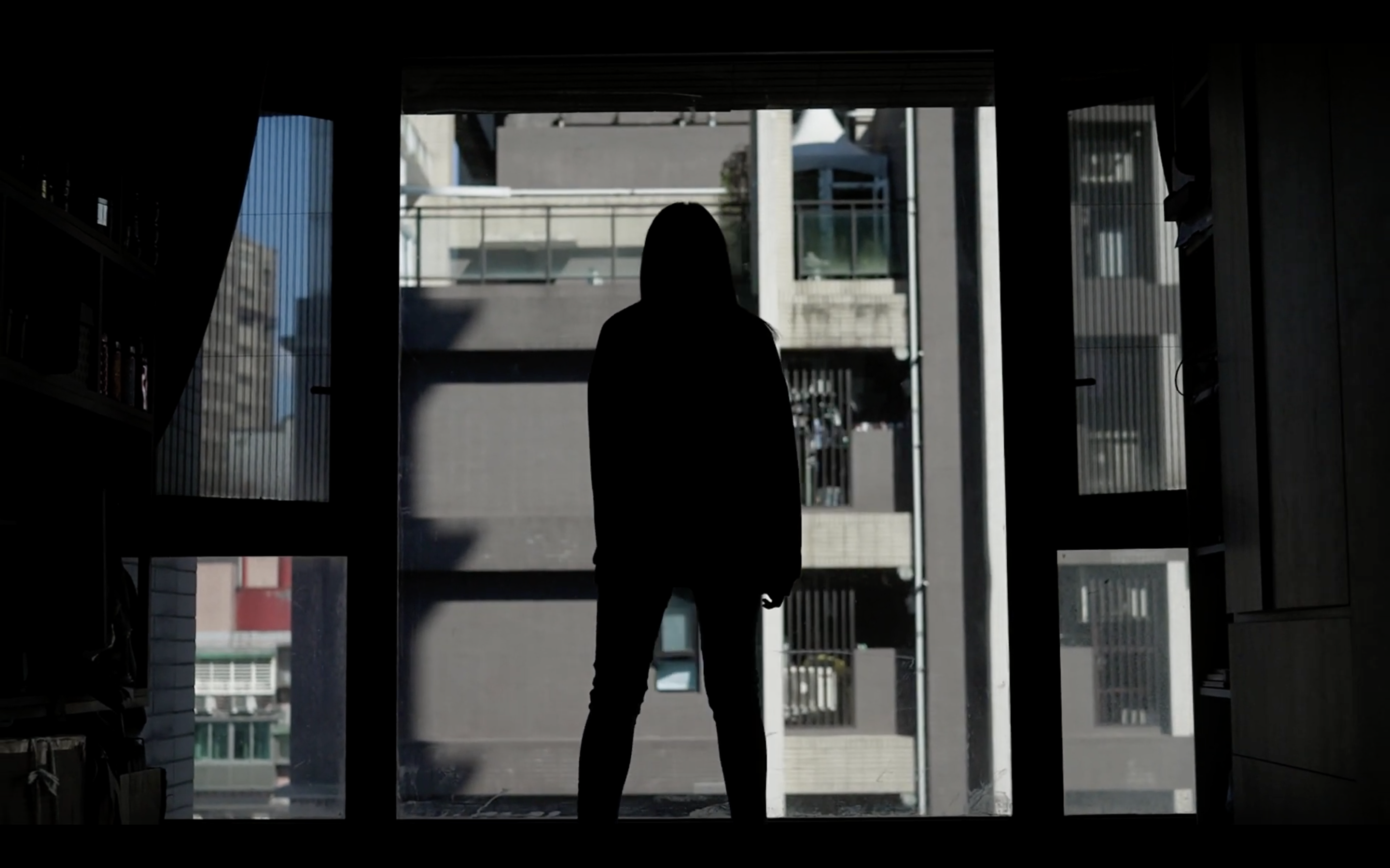 小旭記下每回憂鬱的內心感受,希望自己的經歷能讓社會察覺兒少性剝削議題背後的複雜因素,避免別的孩子再受苦。(劇照來源/影片截圖)