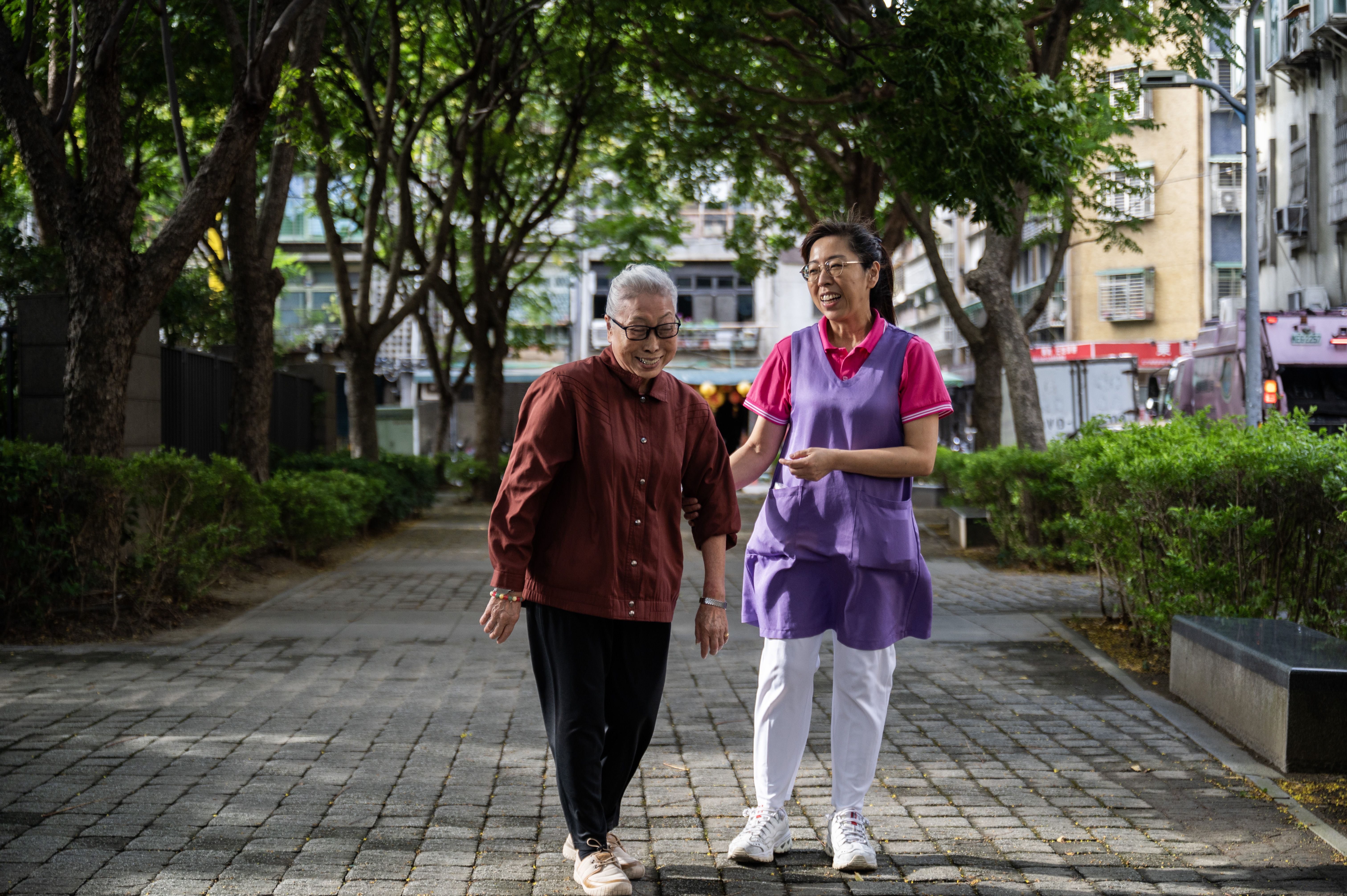 失智症患者壁英（左）在女兒若涵的陪伴下，為她設計生活重構，改善了認知功能。（攝影／楊子磊）