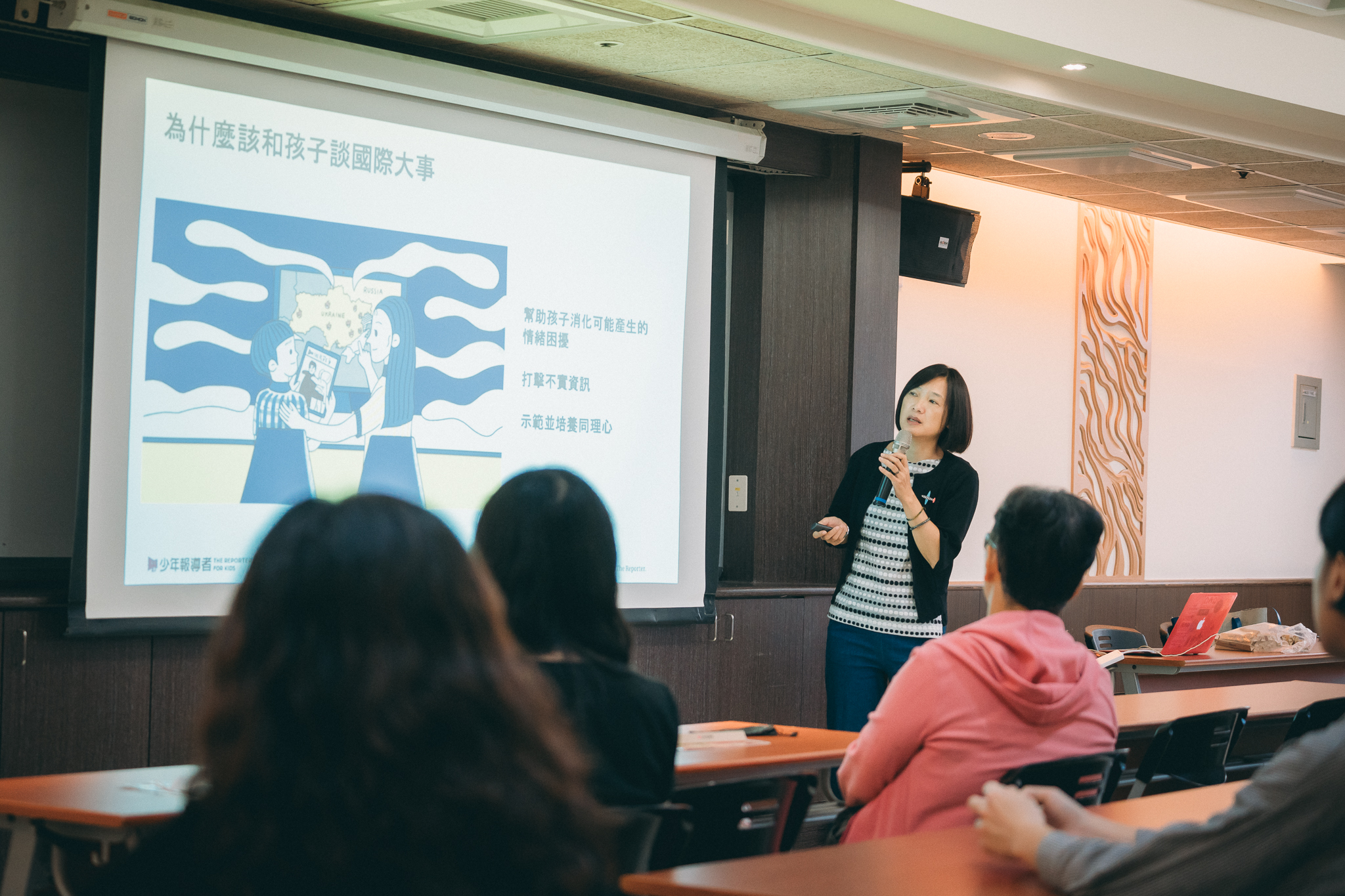 挑選親子對話的話題時,《少年報導者》總監楊惠君提及新聞報導也是很好的素材,能幫助孩子打開視野、認識社會。(攝影/林謙順)