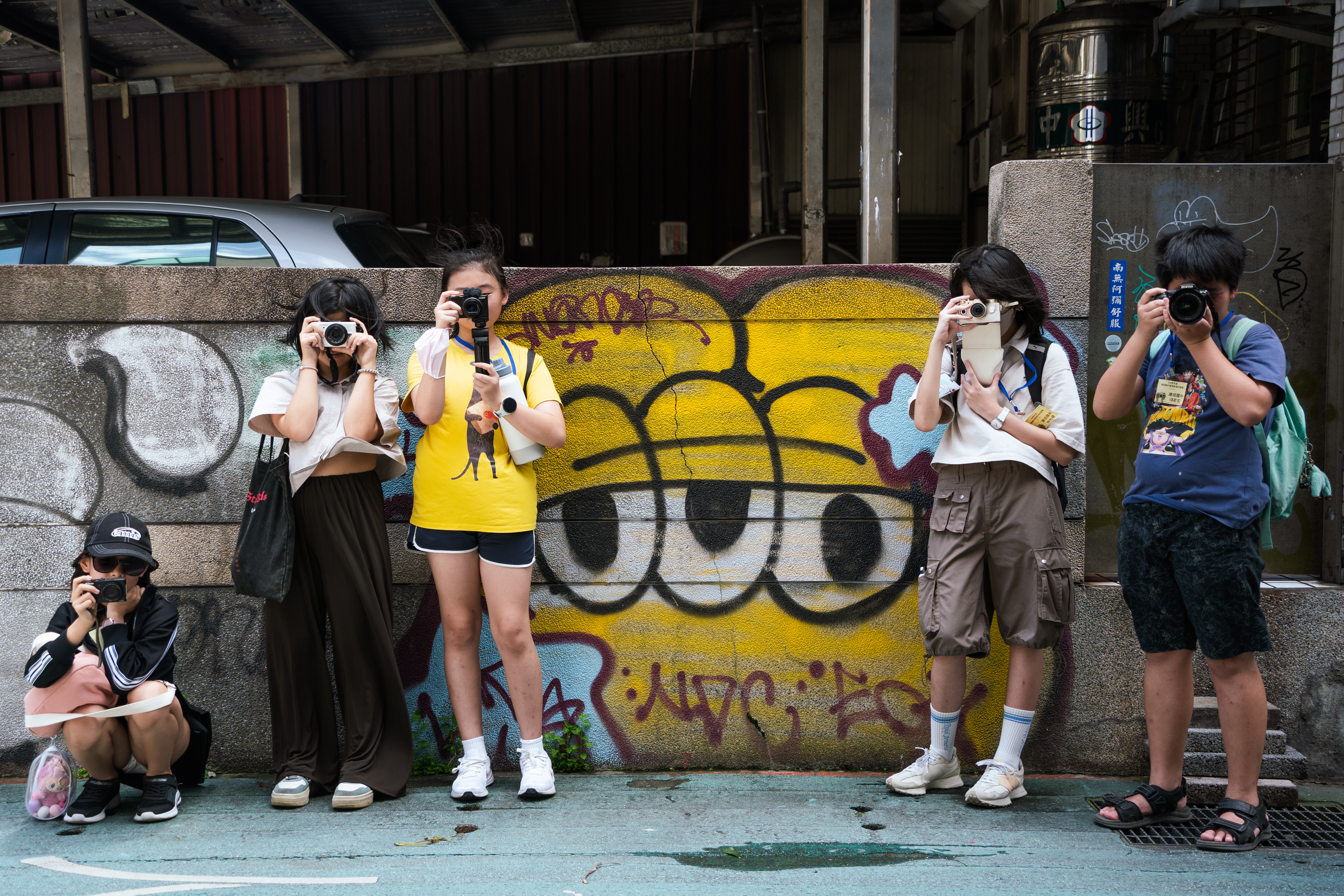 國中小混齡組小記者,包含日新國小六年級鍾昀珊、陳星晴,和建成國中七年級楊若玄、蔡沛霓、郭思彤、林佑禧。(攝影/梁佳欣)