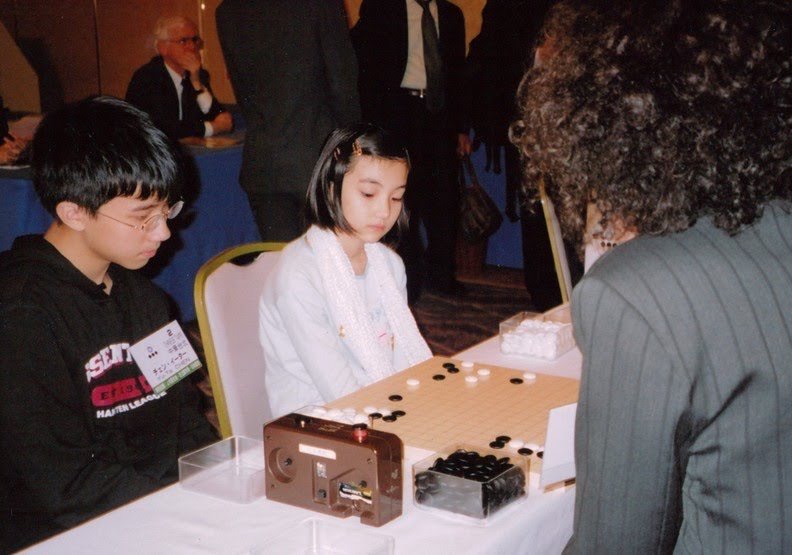 在11歲搬去美國生活前,黑嘉嘉就同時在3間棋院上課,也四處參與國外跟國內的圍棋賽事。(圖片提供/黑嘉嘉)